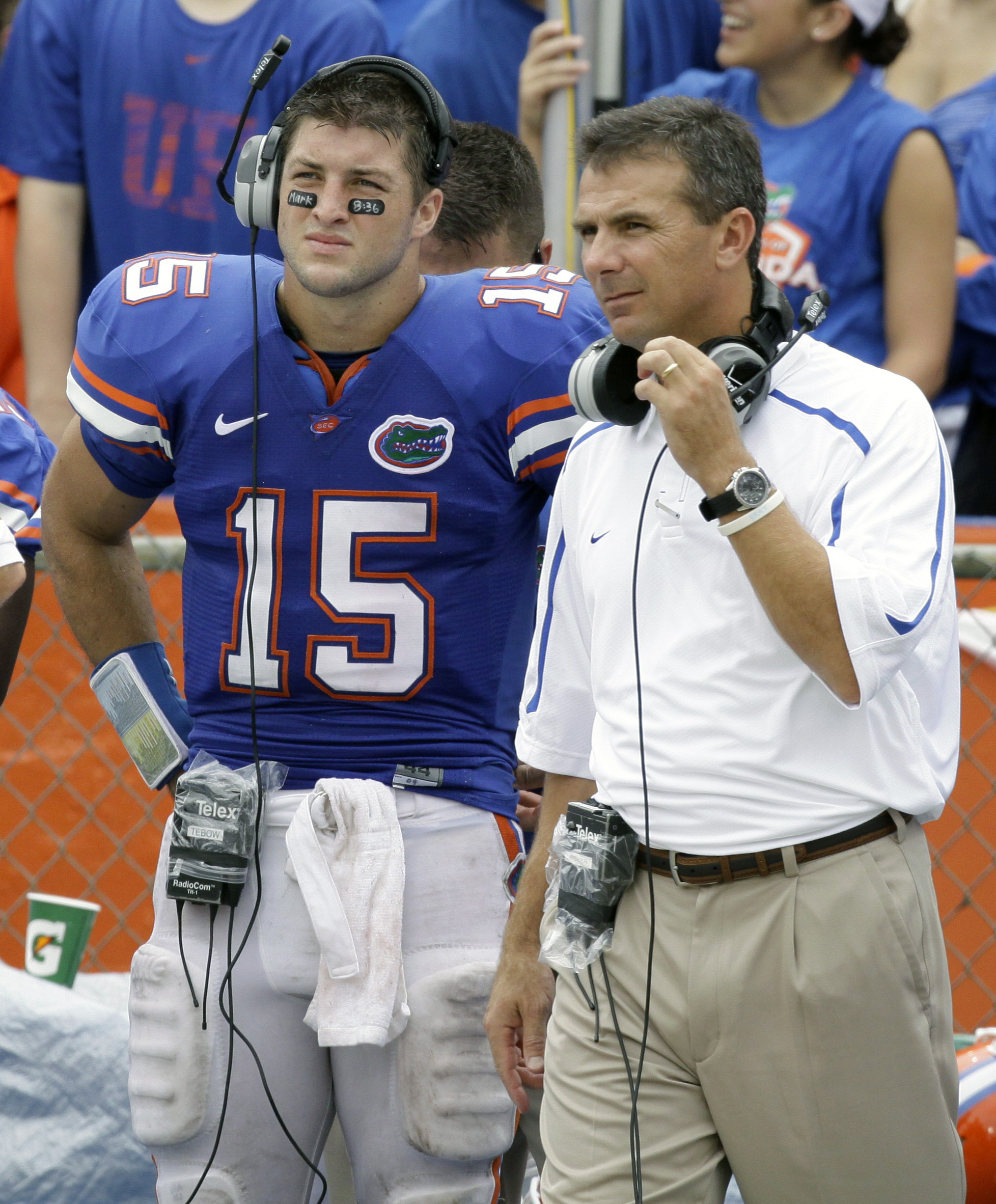 Tim Tebow and Urban Meyer with Florida Gators on sideline in 2009