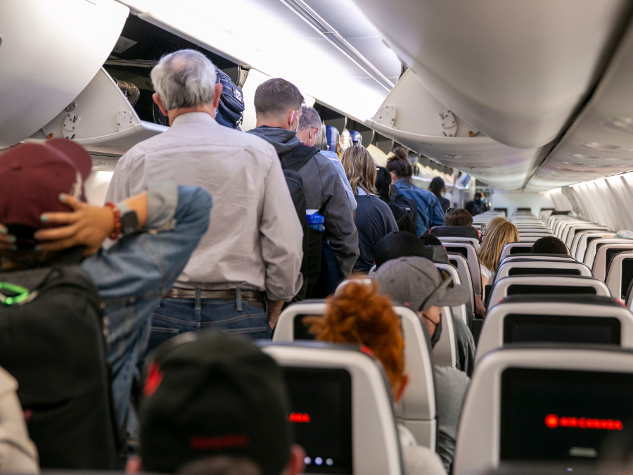 airplane_plane_passengers_stand_apphoto.png