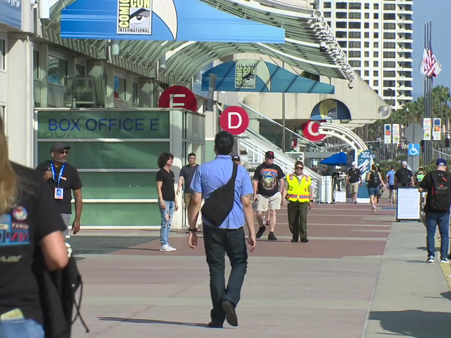 comic_con_2024_convention_center_sidewalk.jpg