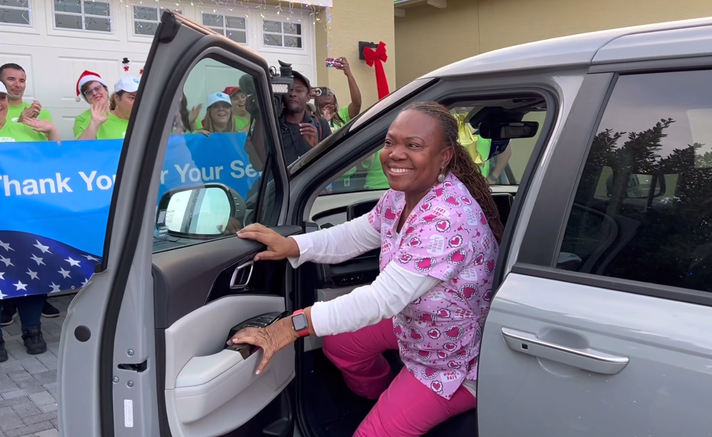 Army veteran Sandra Antor's home in West Palm Beach was decorated by FPL volunteers in a surprise. Dec. 5,2023.png