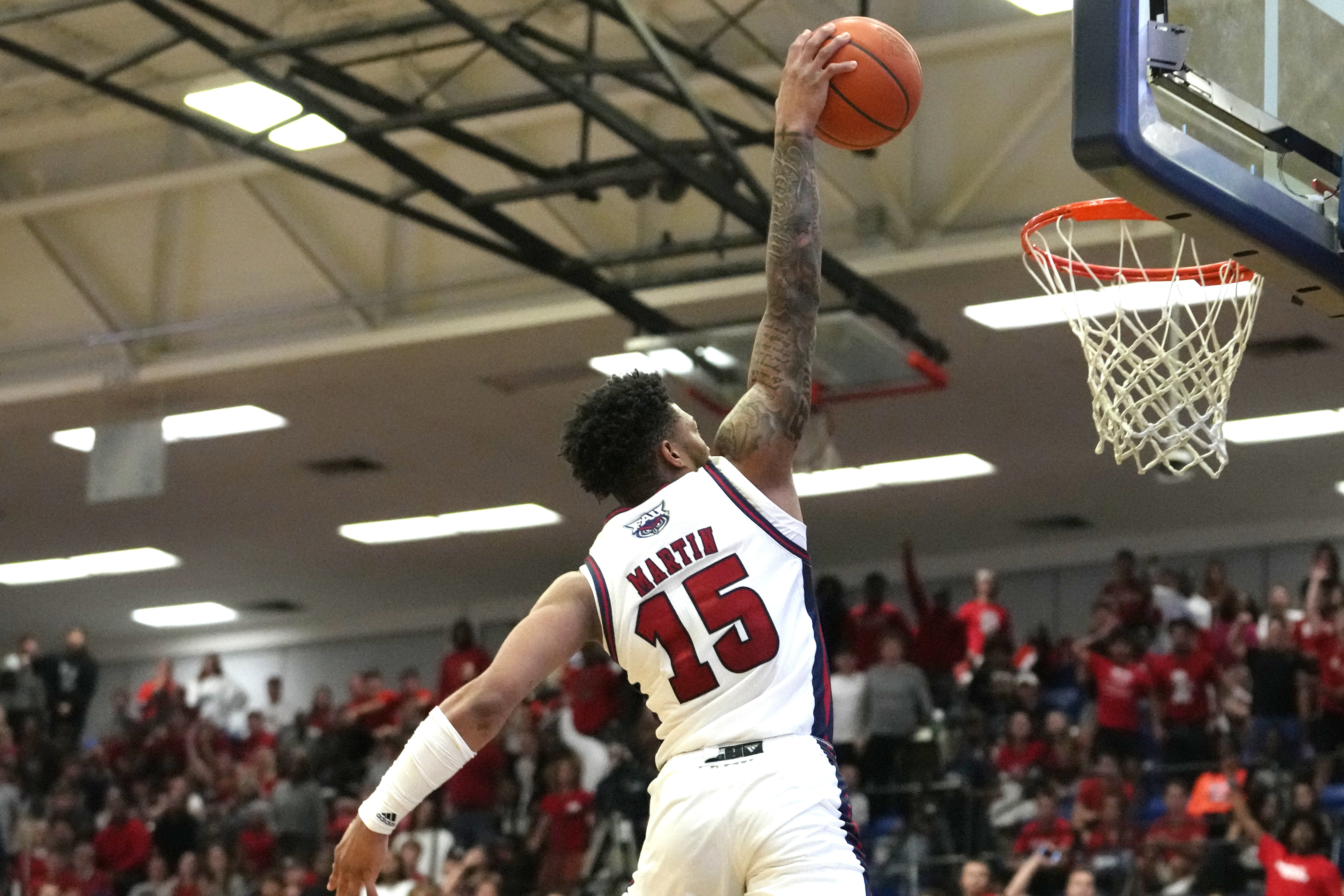Florida Atlantic Owls guard Alijah Martin dunks, Jan. 26, 2023