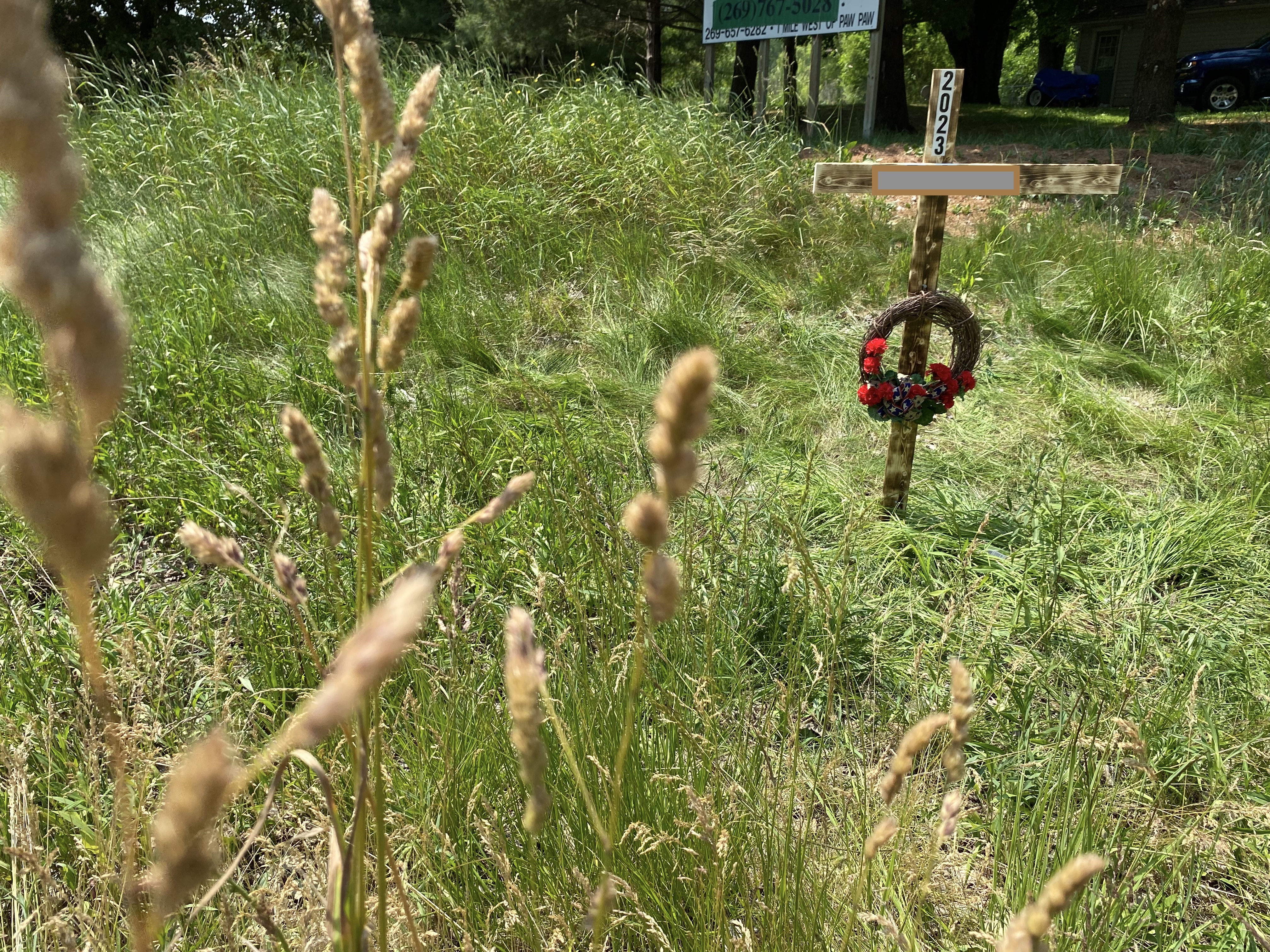 Memorial on M43 pic 2.jpg