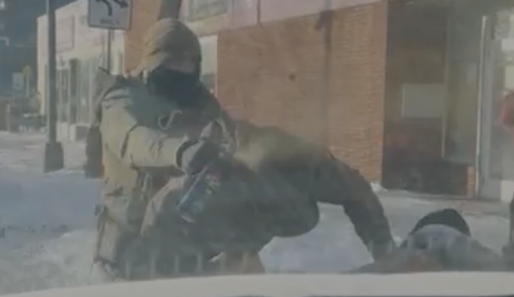 A witness records a confrontation between federal immigration agents and Alex Pretti.