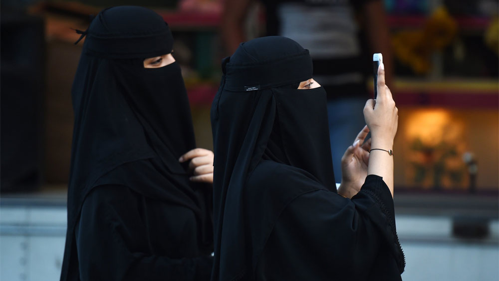 WPTV Saudi women use phone