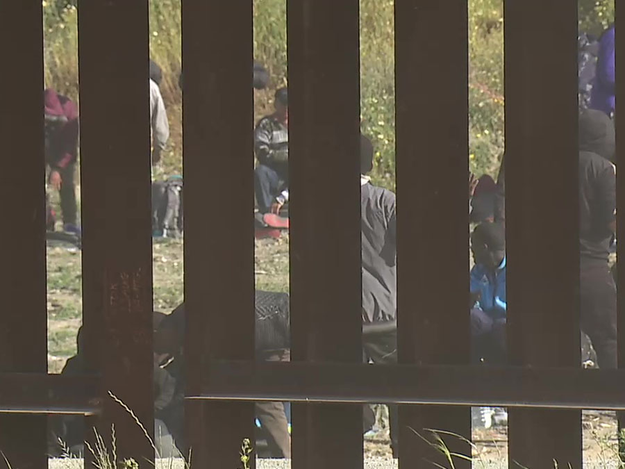 border_migrants_fence_050223.jpg