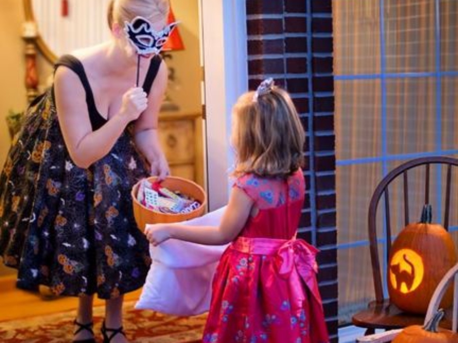 halloween_trick_or_treat_candy_costume_pexels.jpg