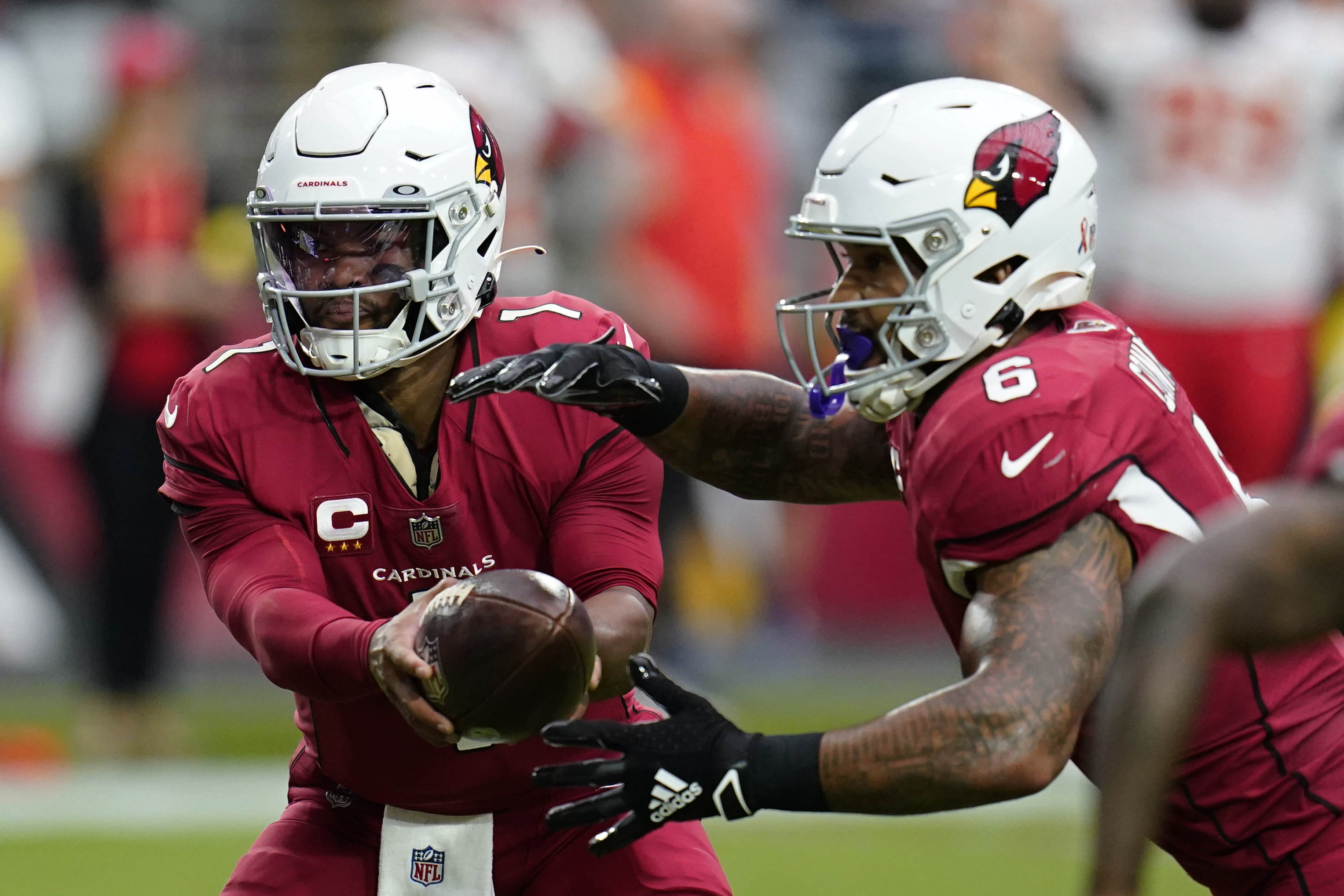 Arizona Cardinals quarterback Kyler Murray (1) hands off to Arizona Cardinals running back James Conner (6) for a touchdown run against the Kansas City Chiefs during the first half of an NFL football game, Sunday, Sept. 11, 2022, in Glendale, Ariz. (AP Photo/Ross D. Franklin)

