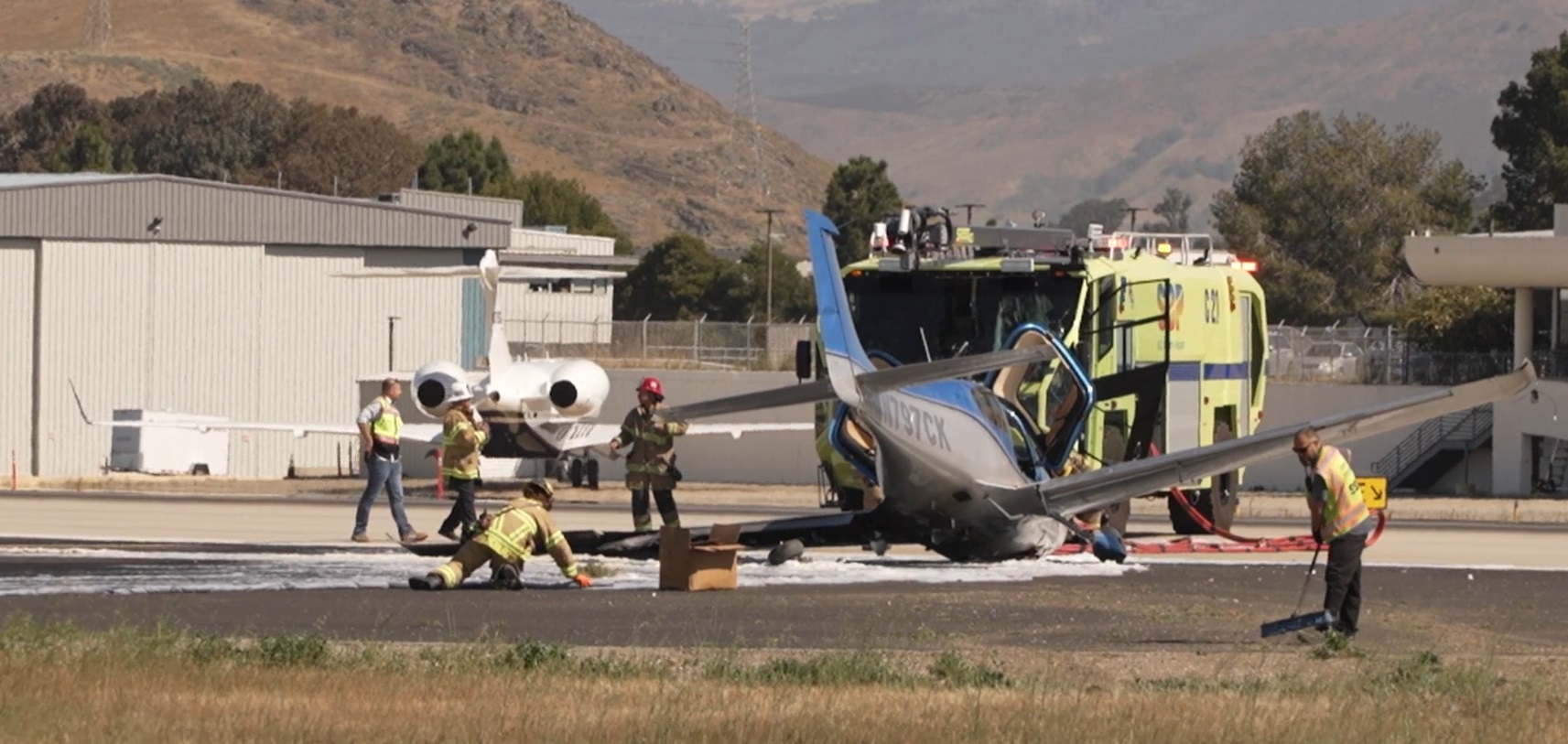 slo airport plane crash.jpg