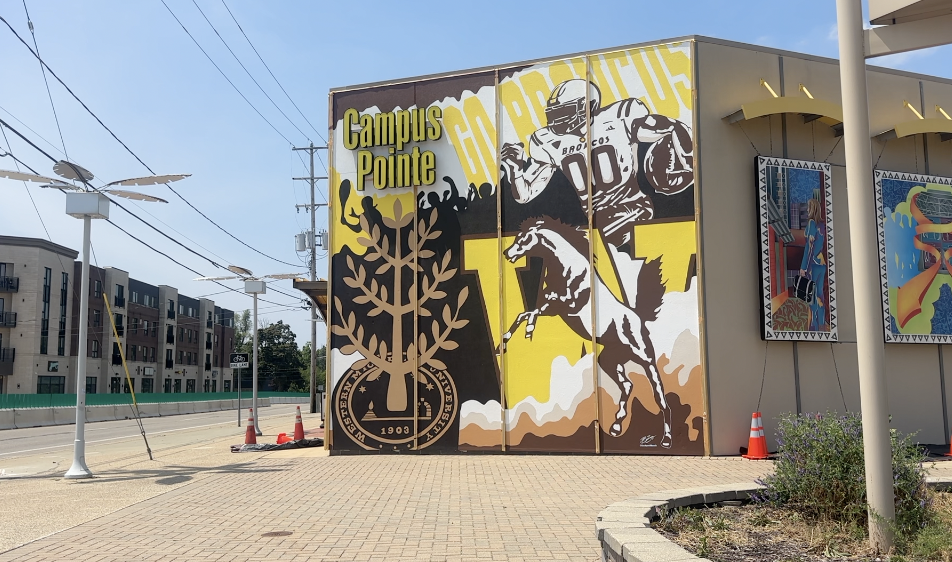 web bronco mural 1.png