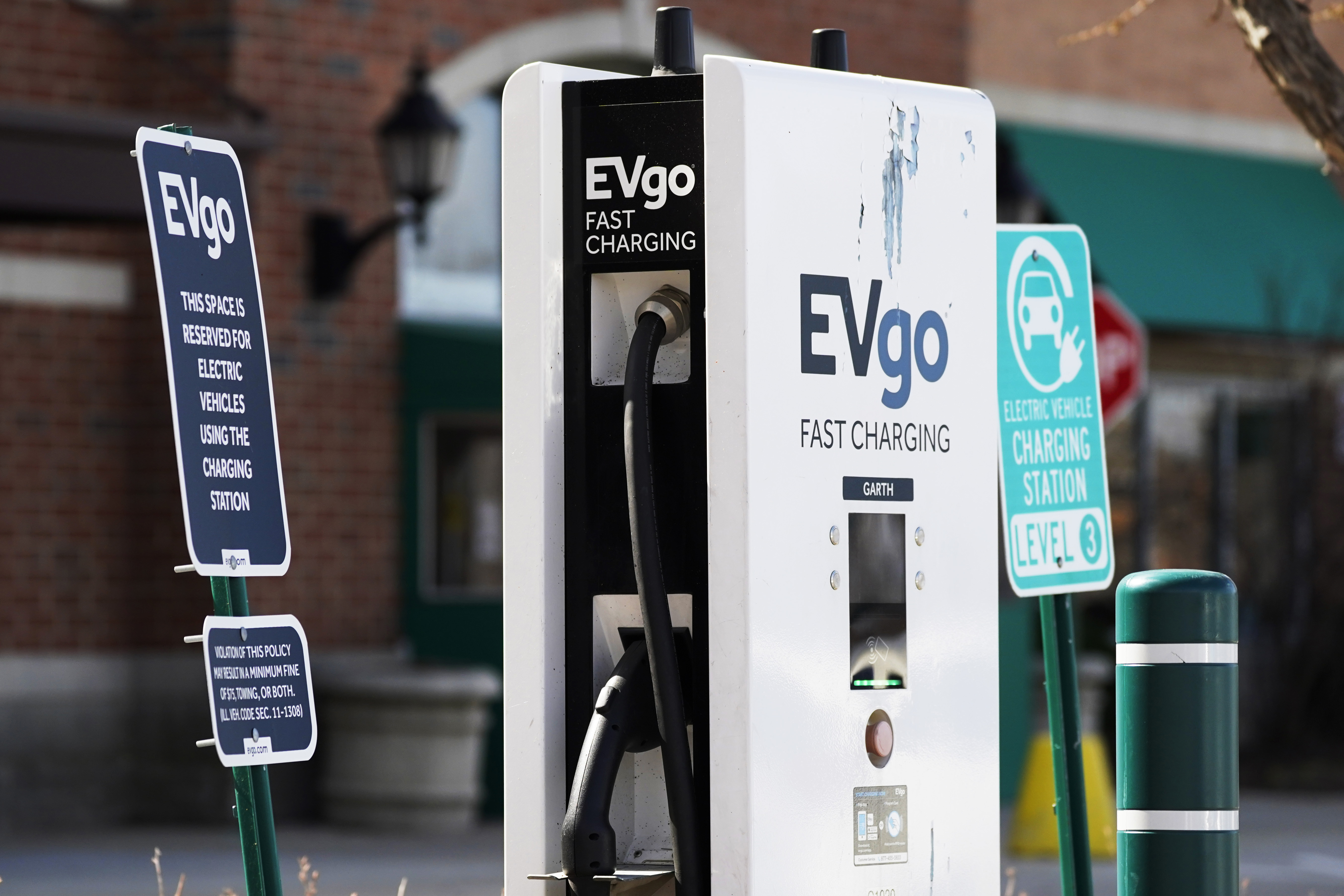 Electric vehicle charging station