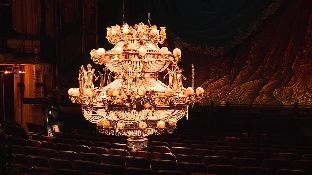 One-ton Phantom chandelier steals show at Baltimore's Hippodrome Theater