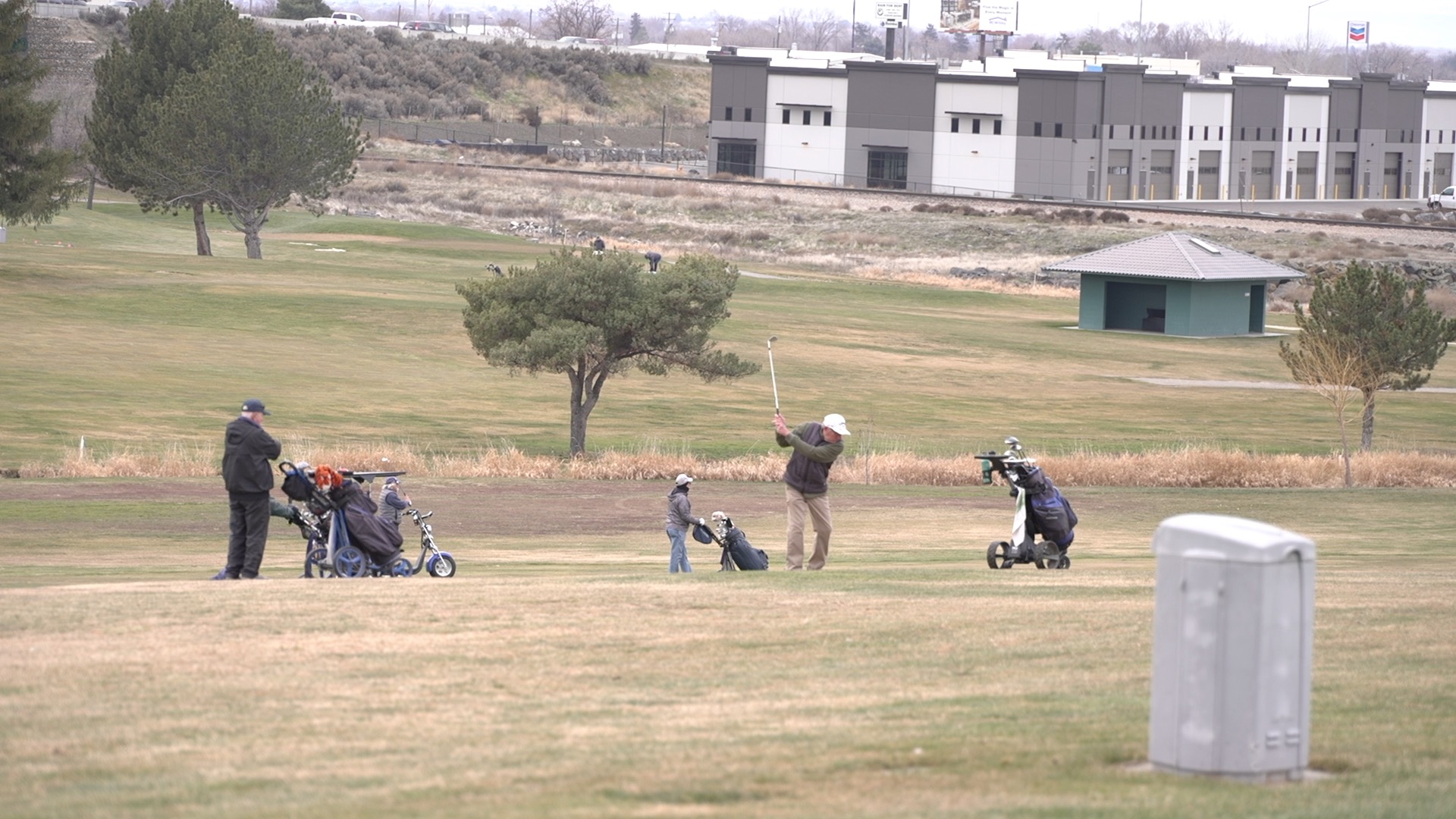 Nampa golfers continue playing in unseasonably dry January
