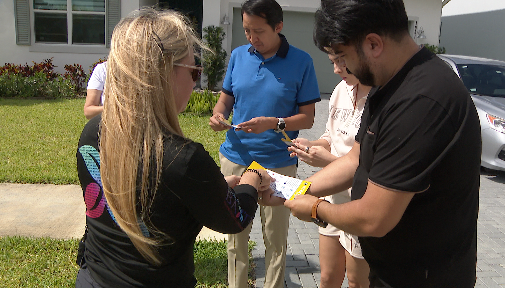 Mayor Baxter goes door to door to fix mail issues in Arden May 18 2026.png