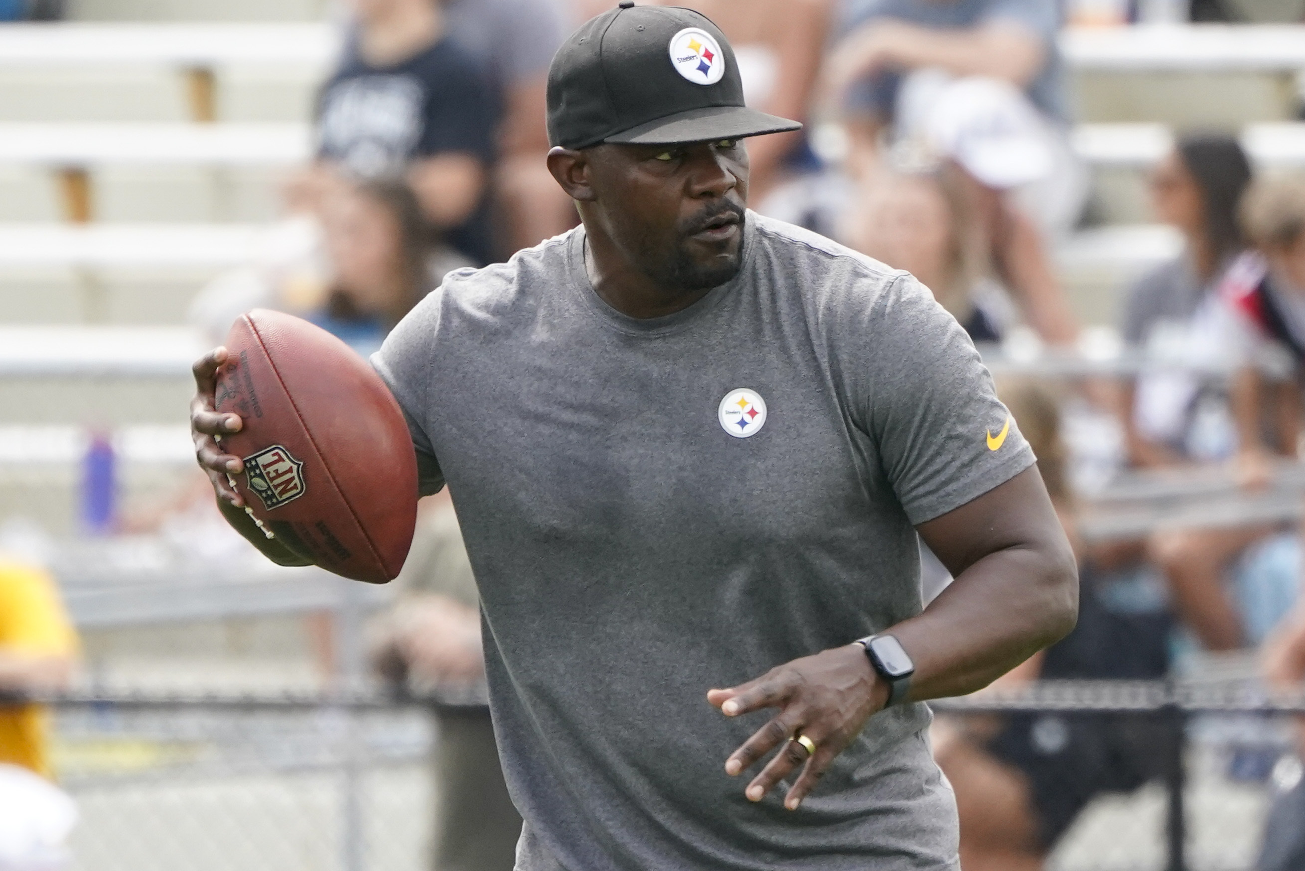 Brian Flores works with Pittsburgh Steelers defense during drills, Aug. 8, 2022