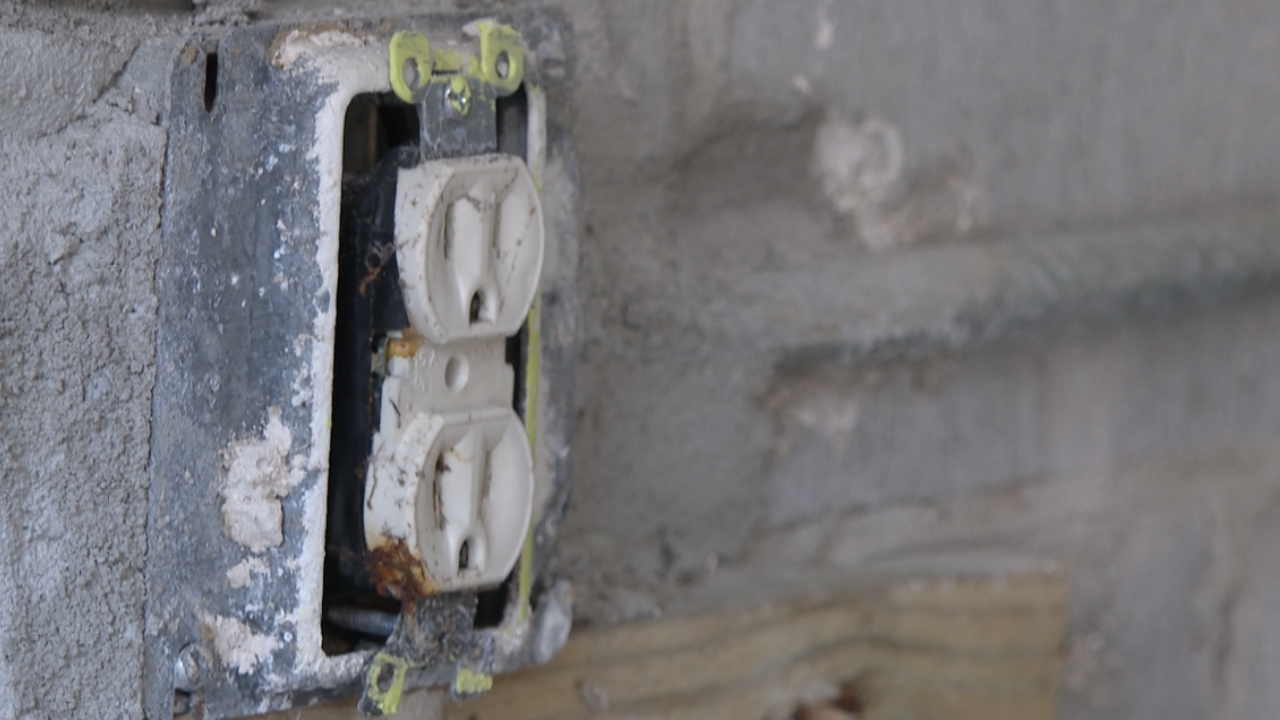 electrical outlet.png