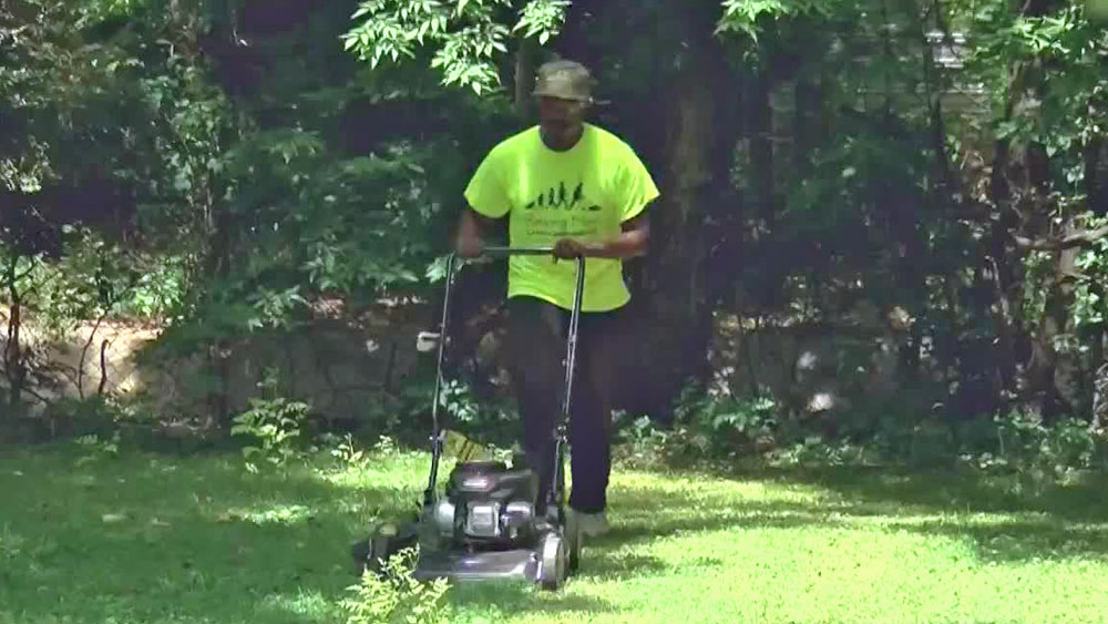wptv-mowing-for-veterans-1-.jpg