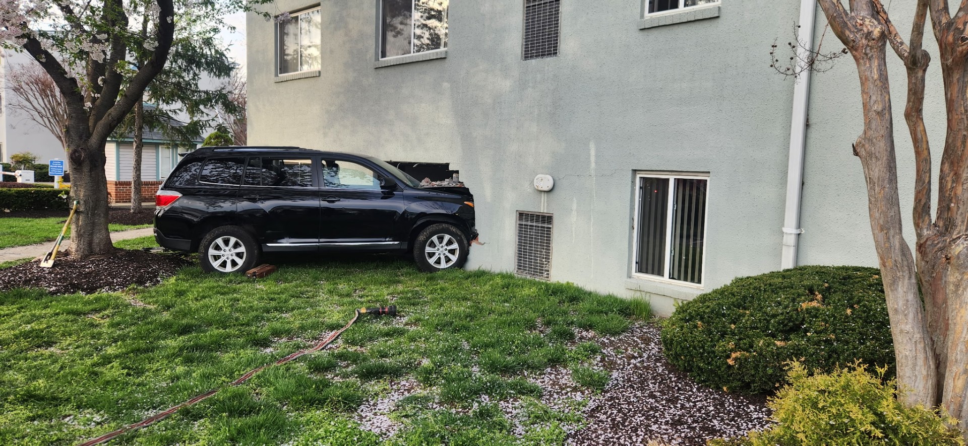 Dundalk car into apartment.jpg