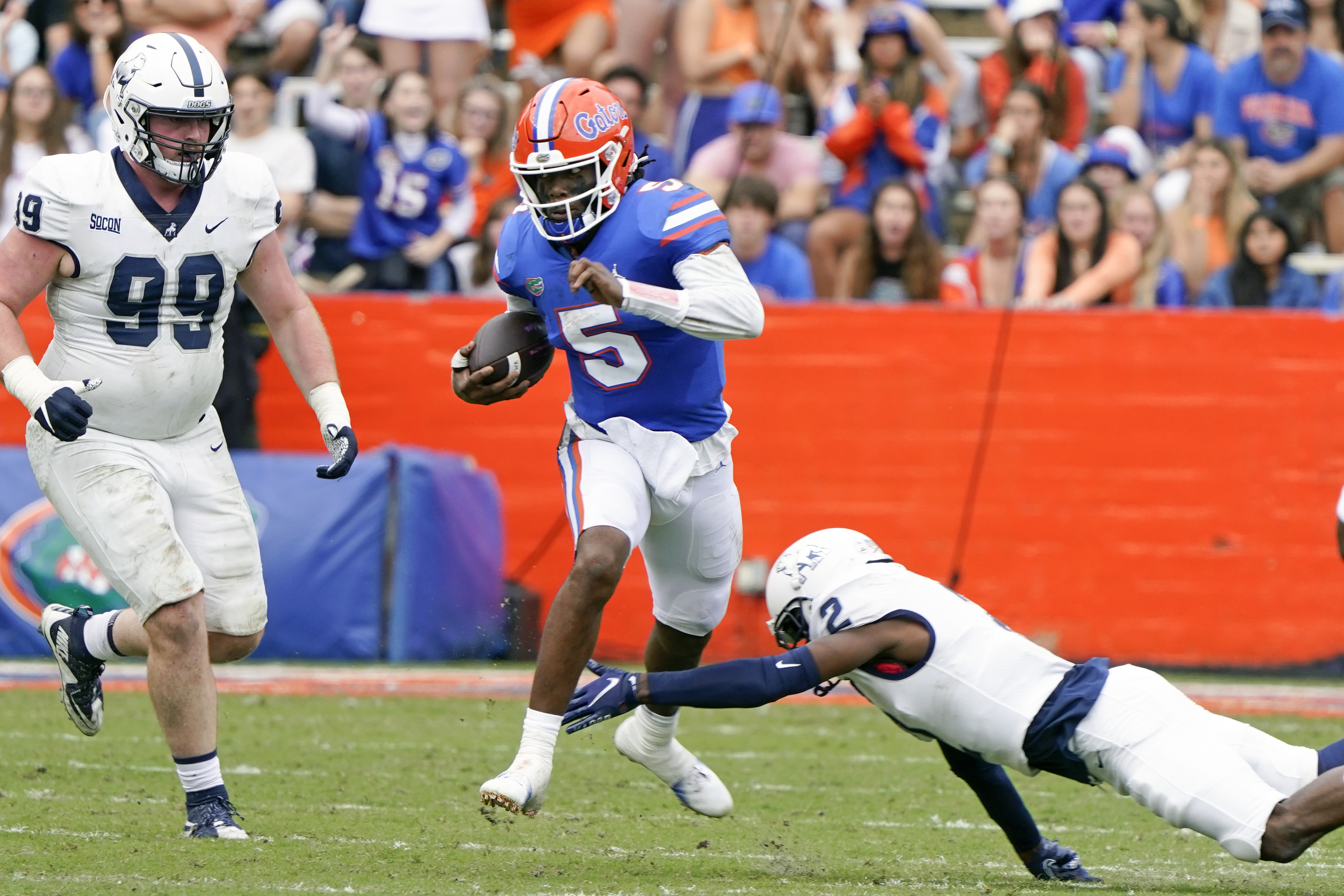 Florida Gators QB Emory Jones scrambles for yardage vs. Samford Bulldogs in 2021