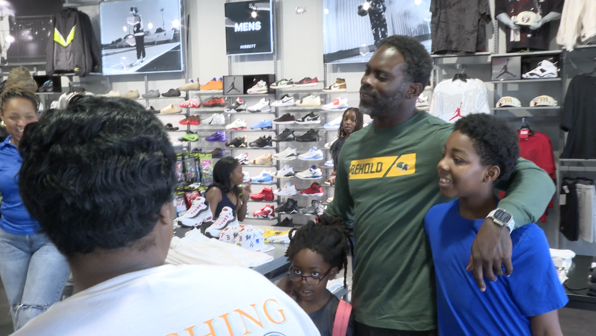 Michael Vick giveaway 081826