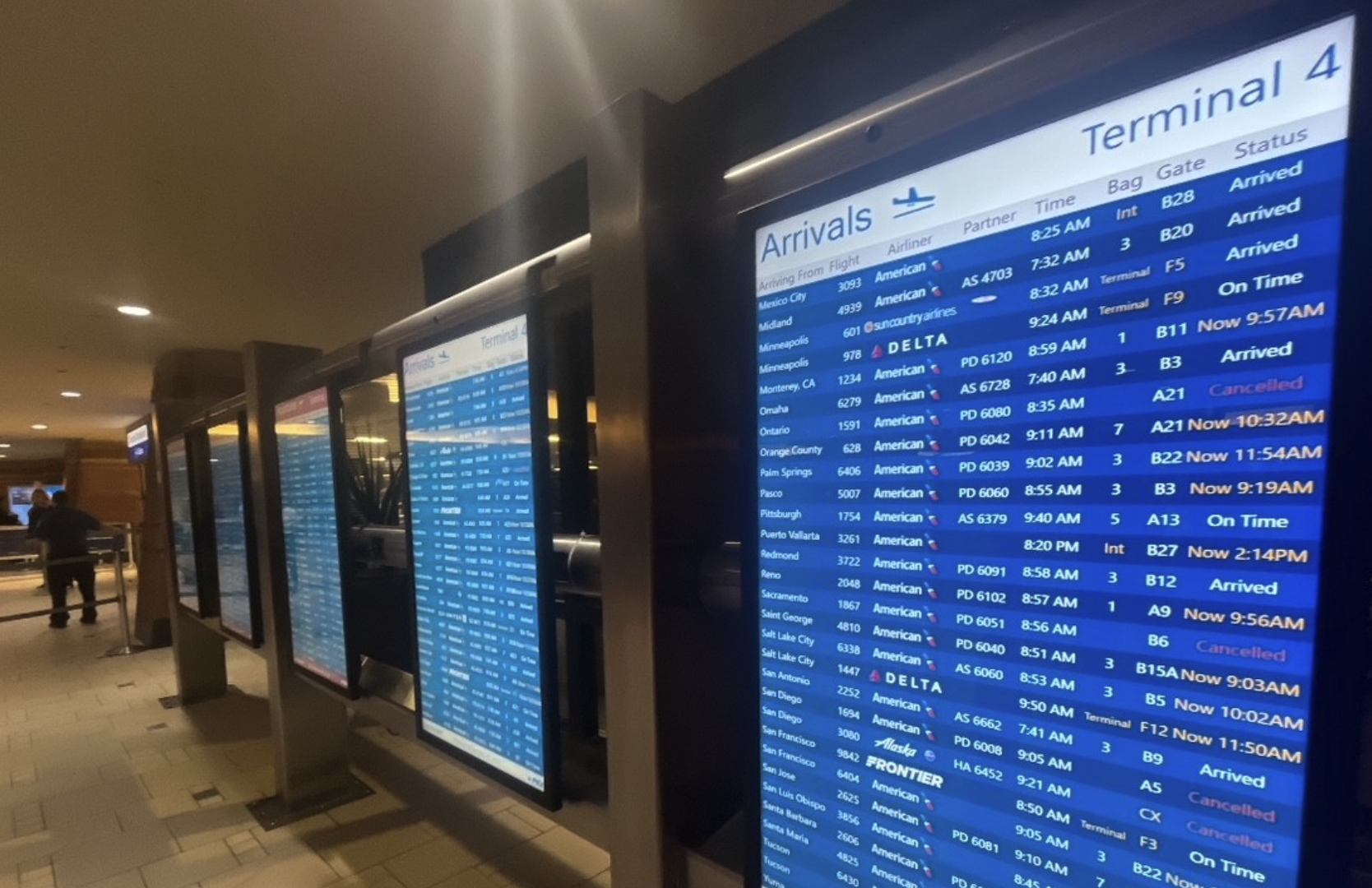 Sky Harbor arrivals cancelations delays 