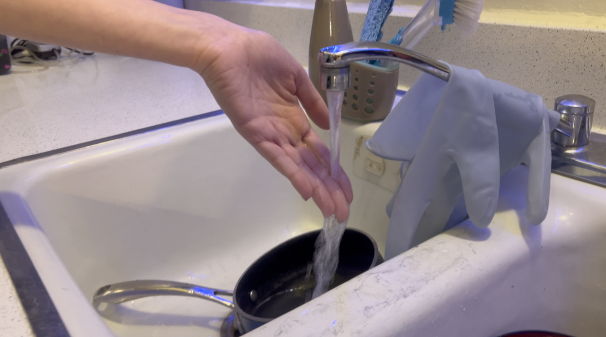 Residents at Las Vegas apartment complex go weeks without hot water, management offers up vacant unit for shower