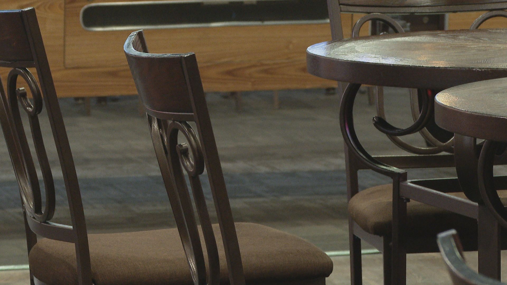 Neighborhood bars see few customers on normally packed Thanksgiving week.jpg