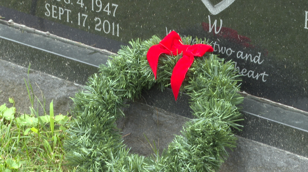 Non-profit makes wreaths from scratch to place on veterans headstones