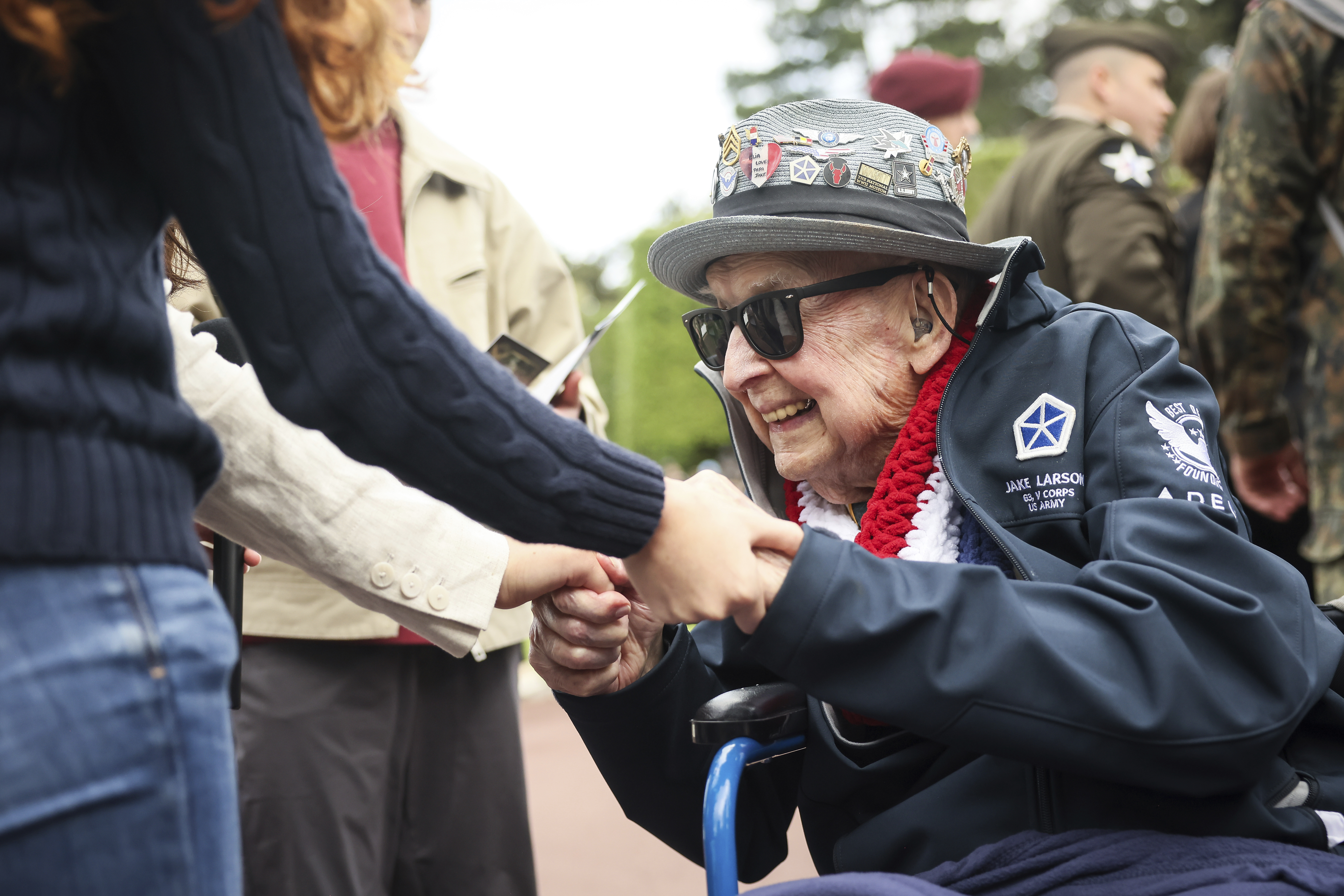  World War II veteran Jake Larson meets youths during ceremonies at the US cemetery to commemorate the 81st anniversary of the D-Day landings, on June 6, 2025 in Colleville-sur-Mer, Normandy.