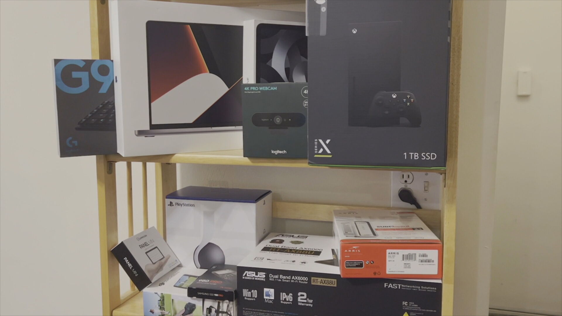 AM JENNIFER CRTV WHEN TO KEEP THAT BOX_frame_2908.jpeg