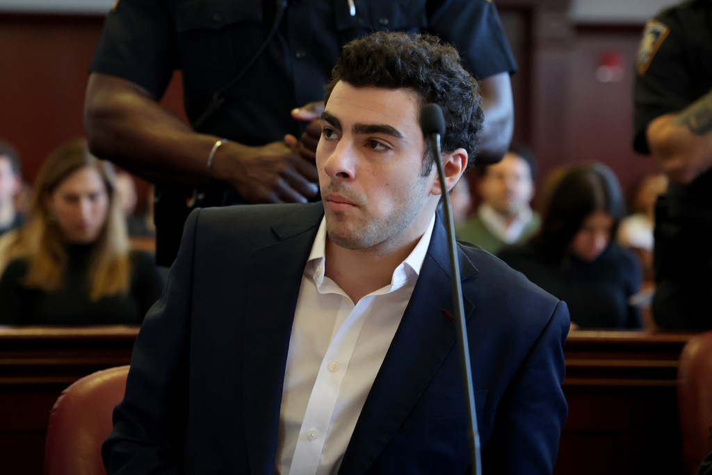 Luigi Mangione appears in Manhattan Criminal Court for an evidence hearing, Thursday , Dec. 18, 2025, in New York. 