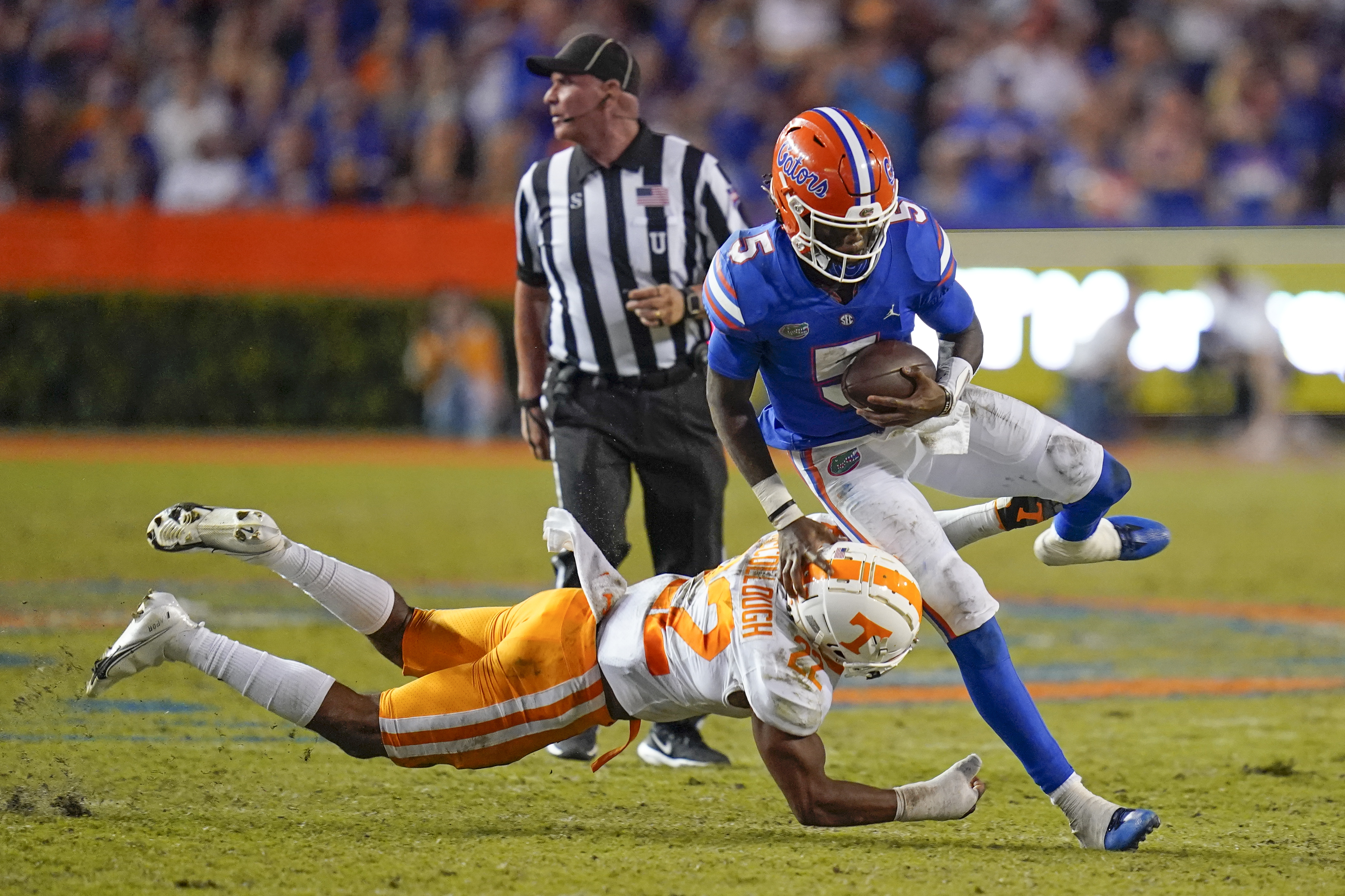 Florida Gators QB Emory Jones avoids Tennessee Volunteers safety Jaylen McCollough in 2021