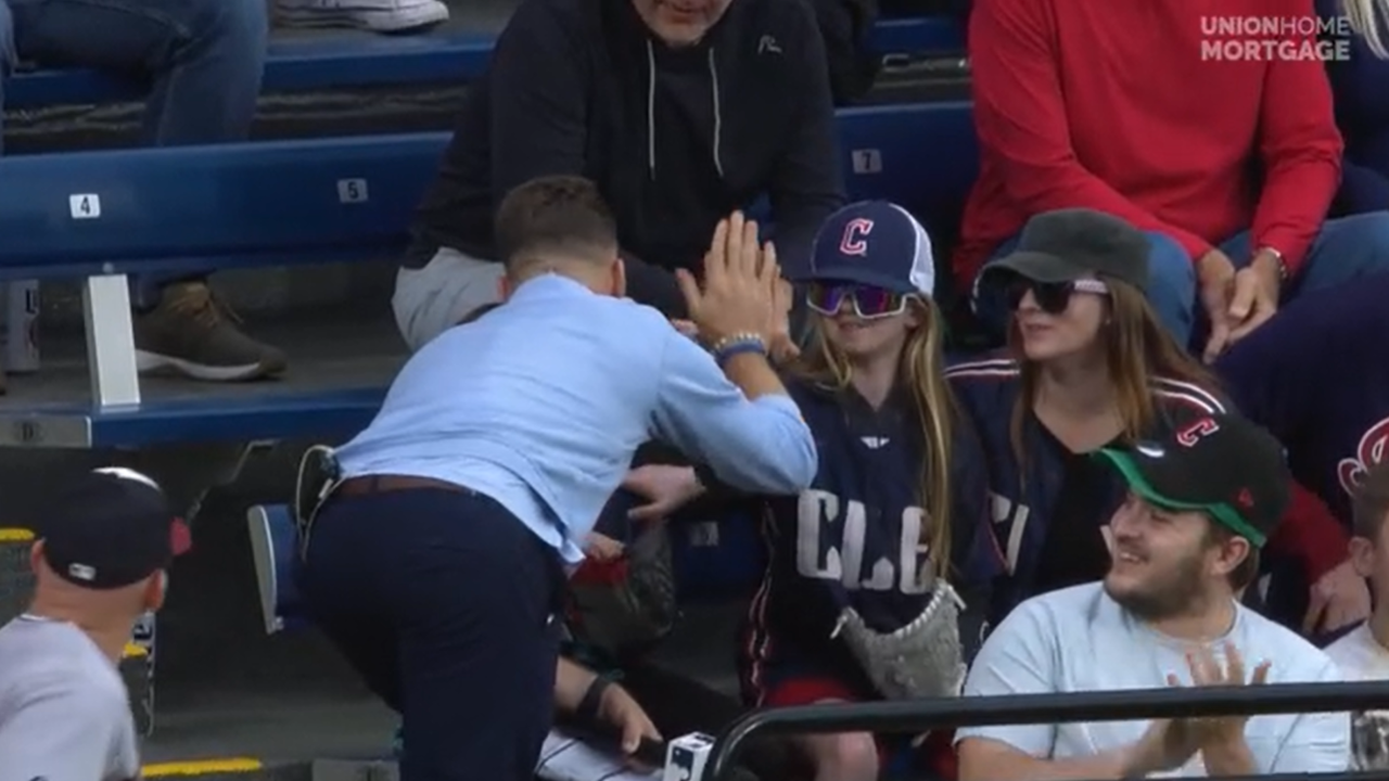 Rays reporter goes viral after giving ball to young Cleveland fan