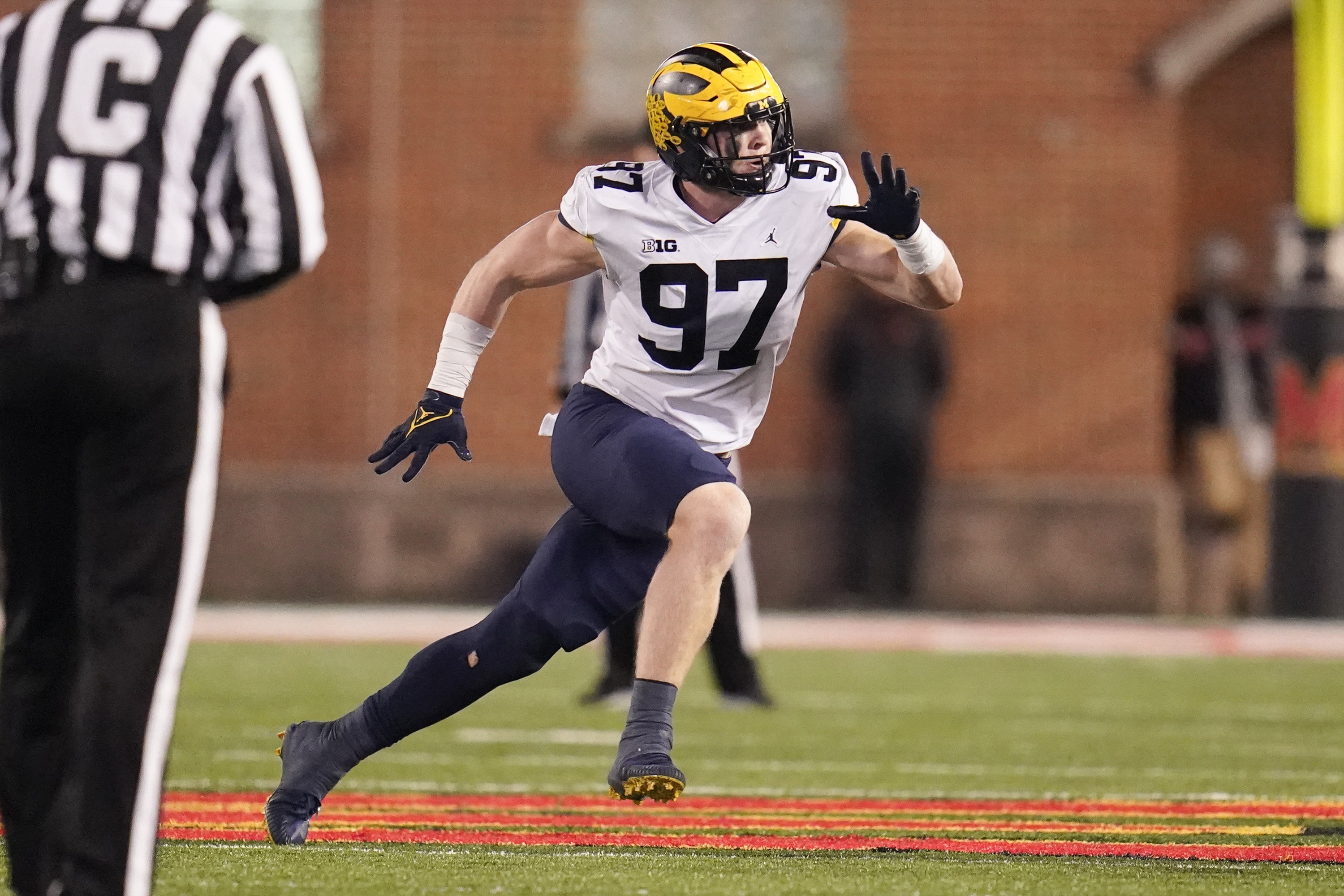 Aidan Hutchinson Heisman Trophy Football
