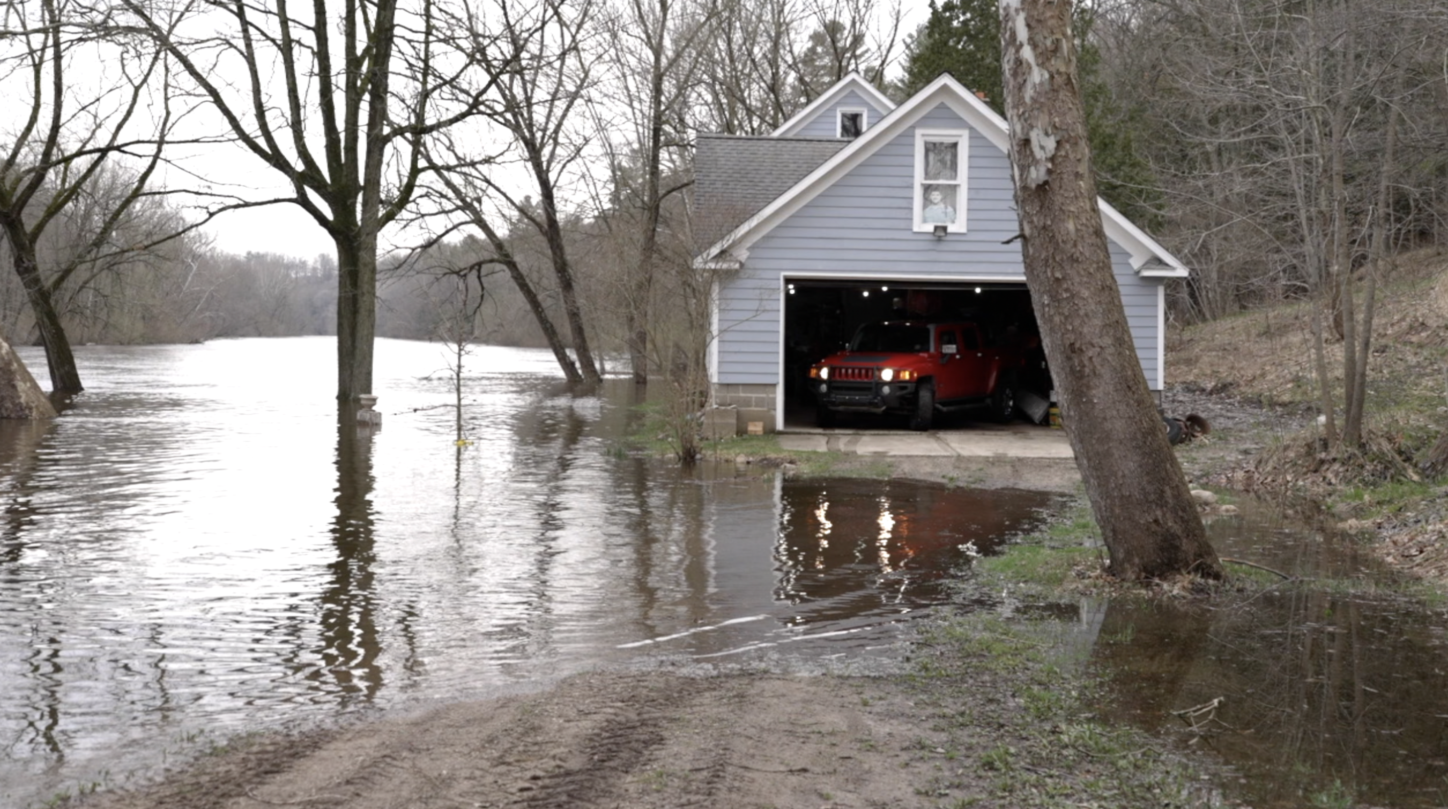 Neighbors along the Muskegon River prepare for flooding as water levels rise