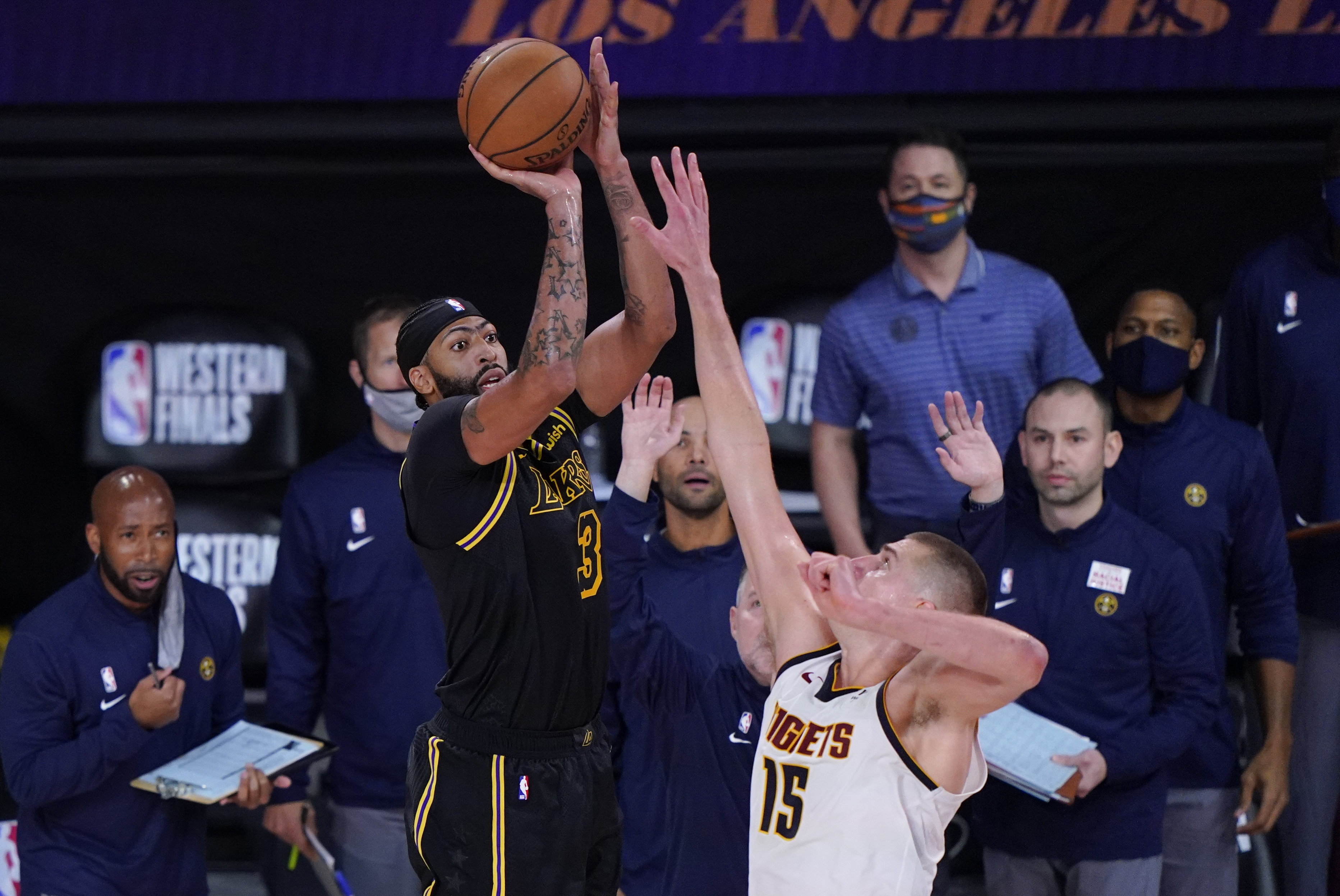 Davis hits 3 at buzzer, Lakers edge Nuggets for 2-0 lead