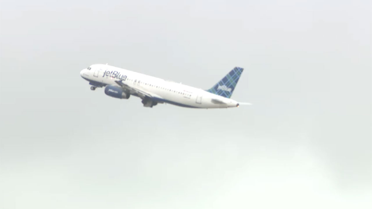 JetBlue flight departs PBIA