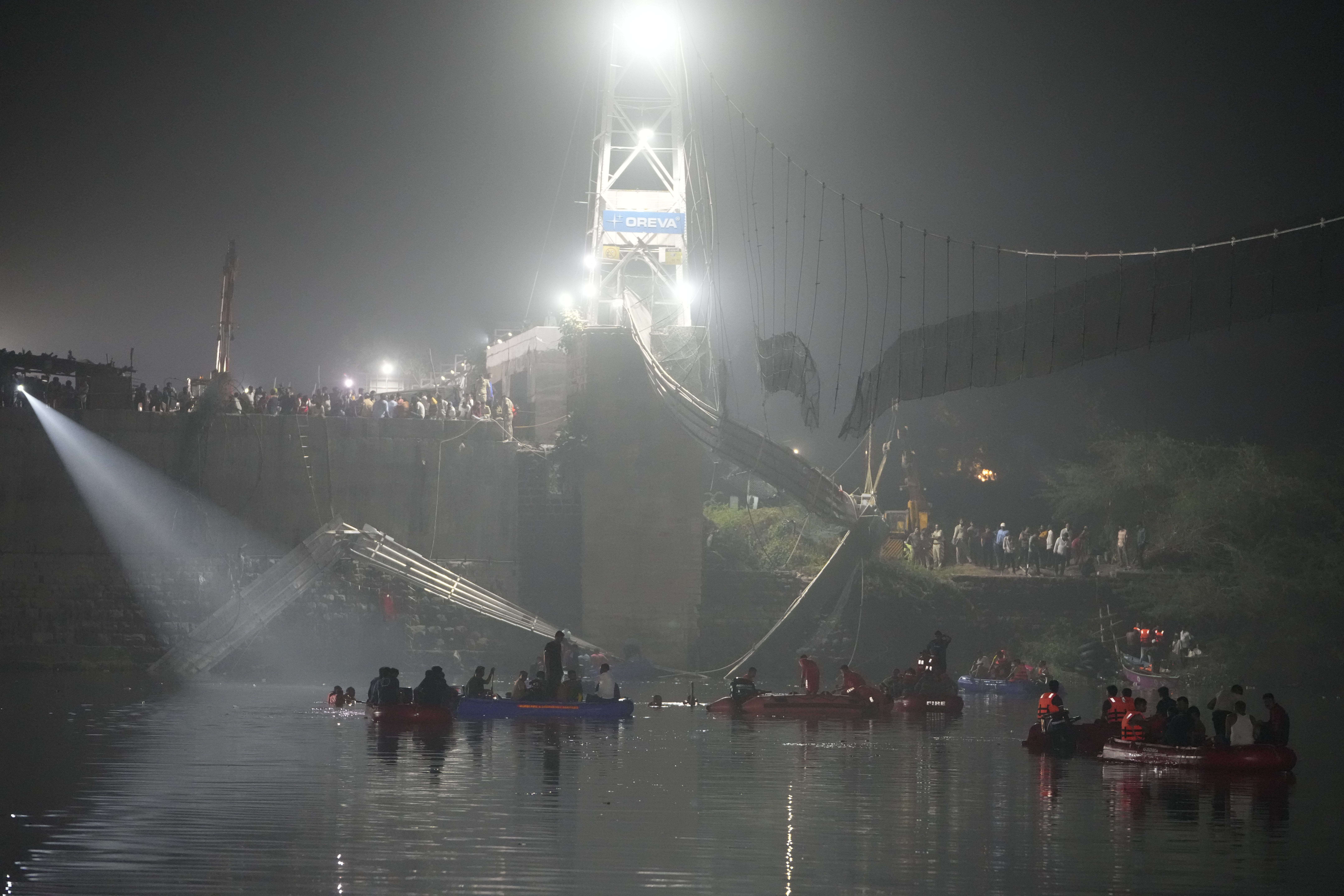 APTOPIX India Bridge