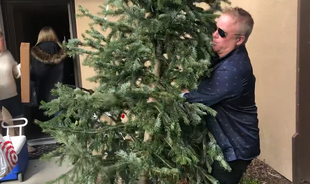 Breaking & Entering Christmas.png