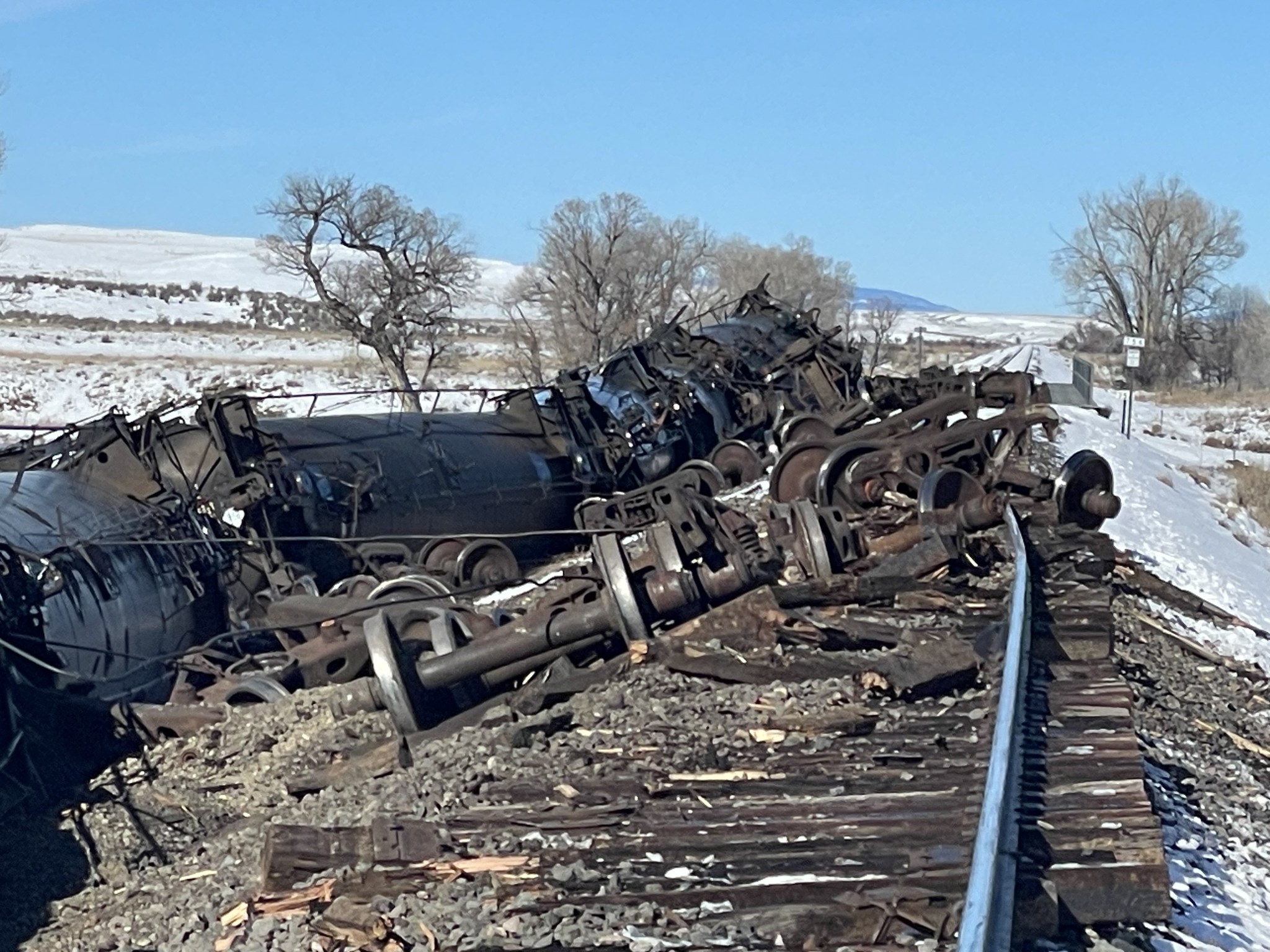 BNSF train derails in Golden Valley County - Vimarsana News