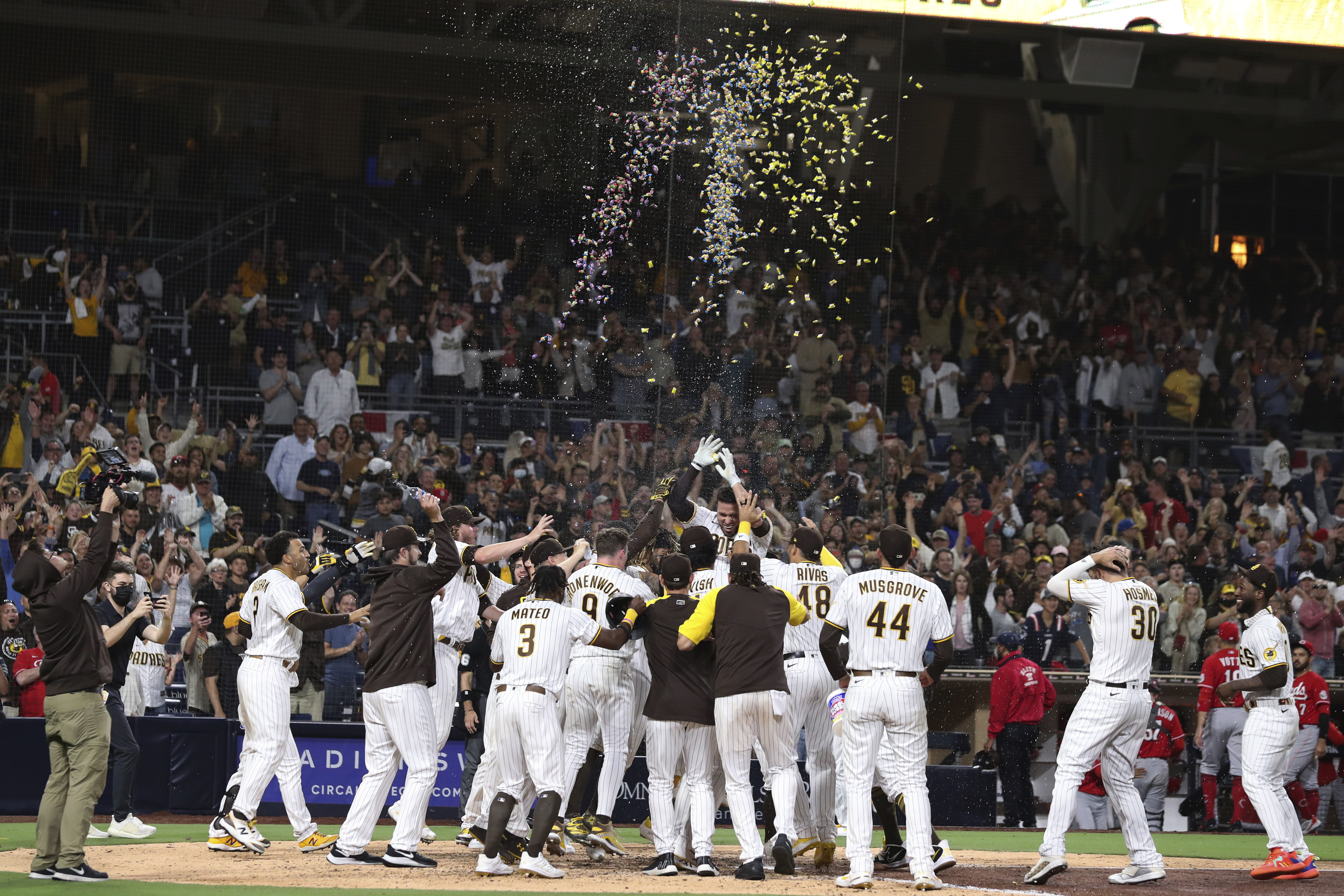Victor Caratini hits walk-off HR as Petco Park returns to full capacity