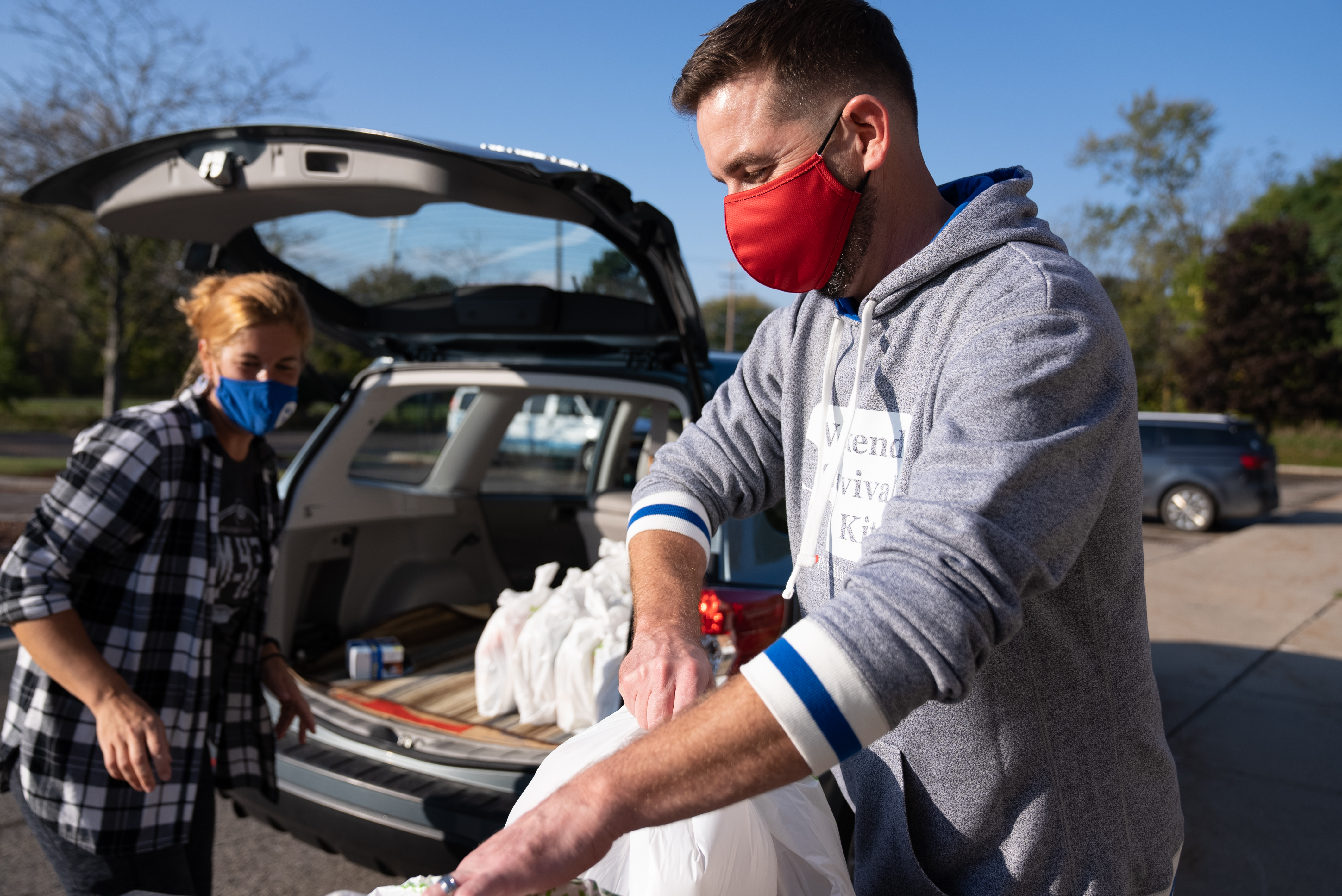 Jeff Gorsline helps load food into a volunteers vehicle.