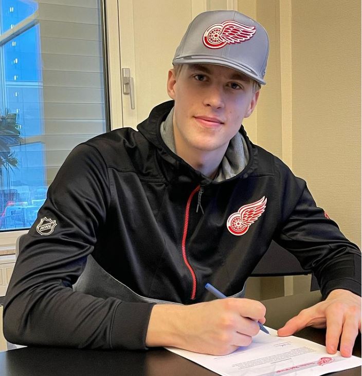 Simon Edvinsson signs