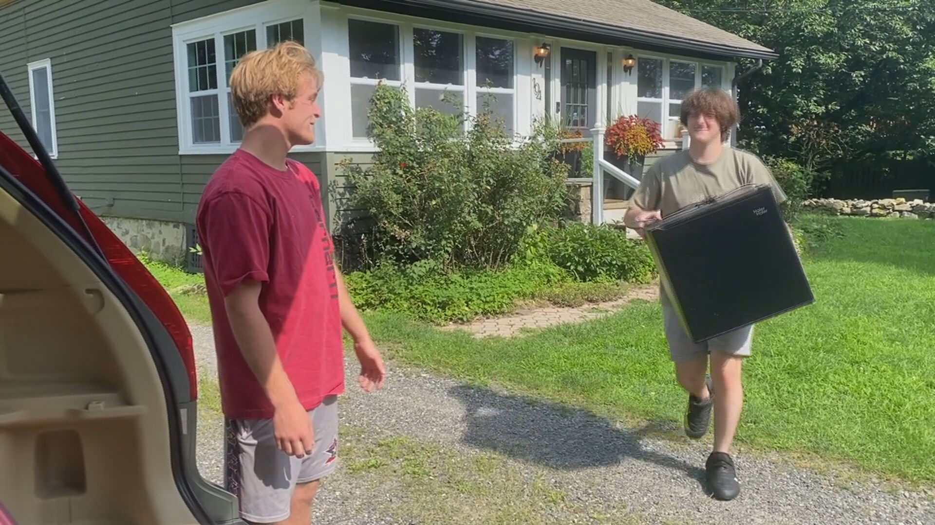 2308_Furnishing_Your_First_Apartment.mp4_frame_214.jpeg