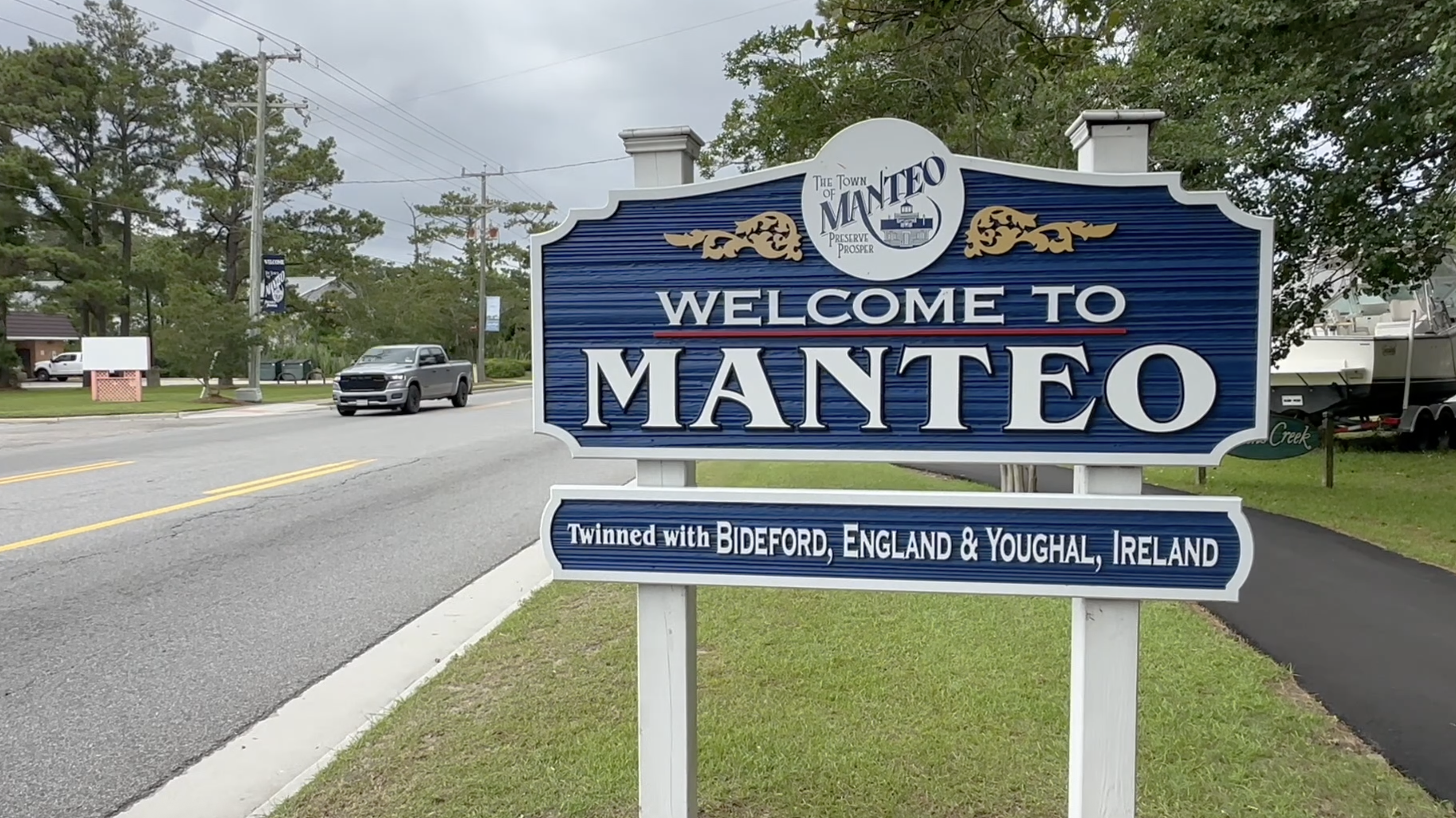 Manteo Sign