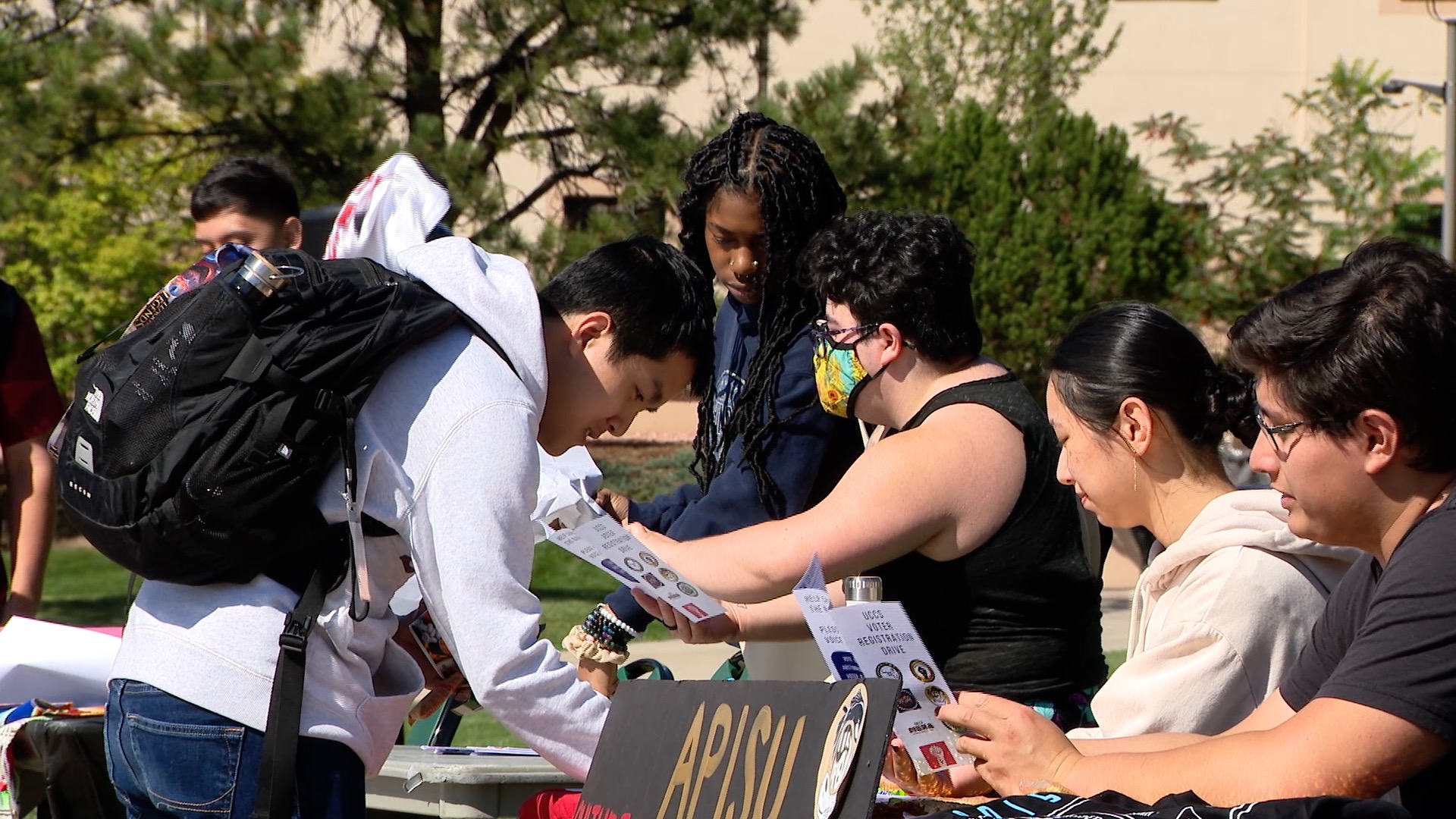 UCCS students encourage others to register to vote