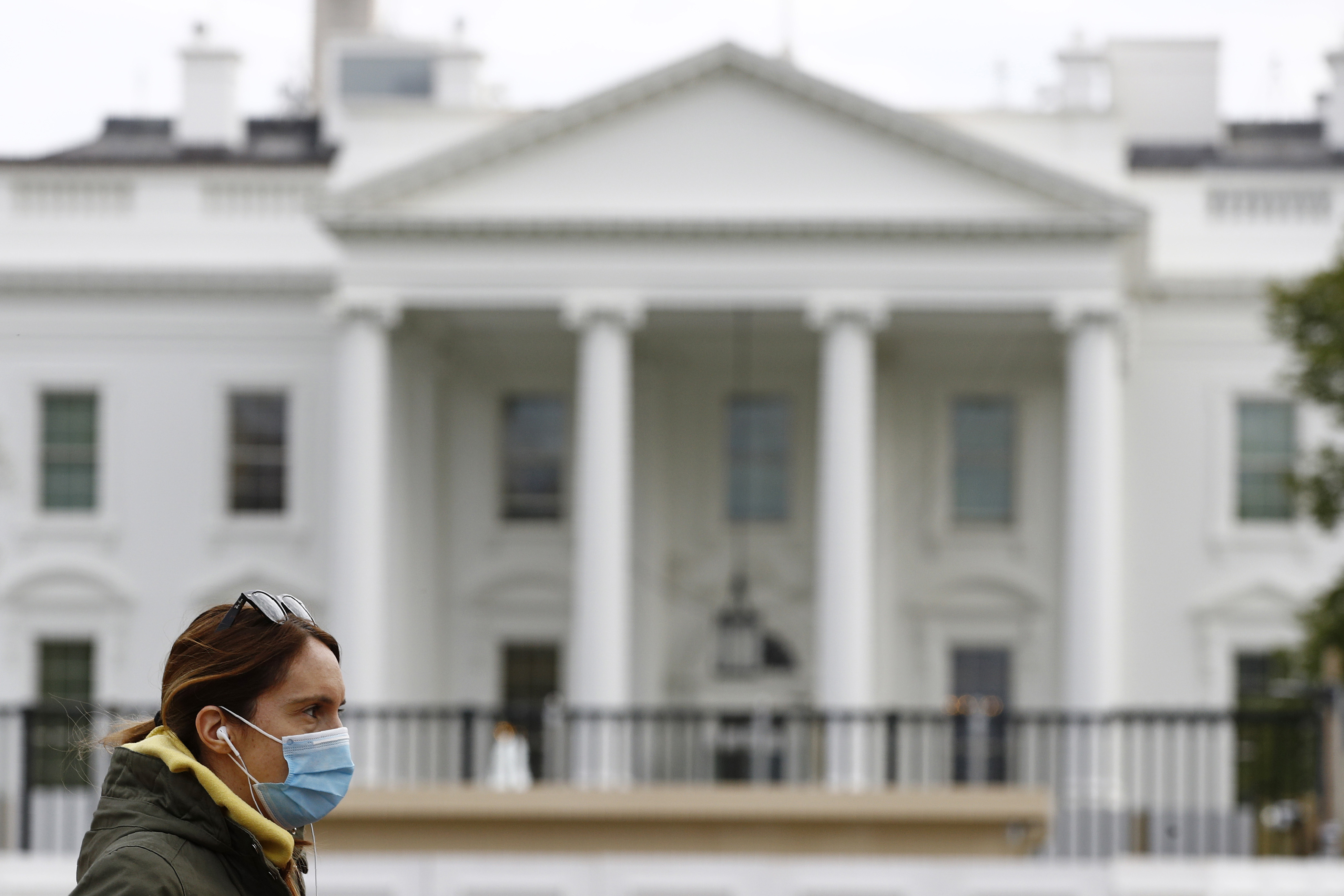 White House moves toward promoting face masks to fight coronavirus