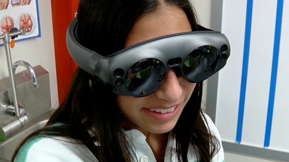 Tampa Prep student uses virtual reality glasses