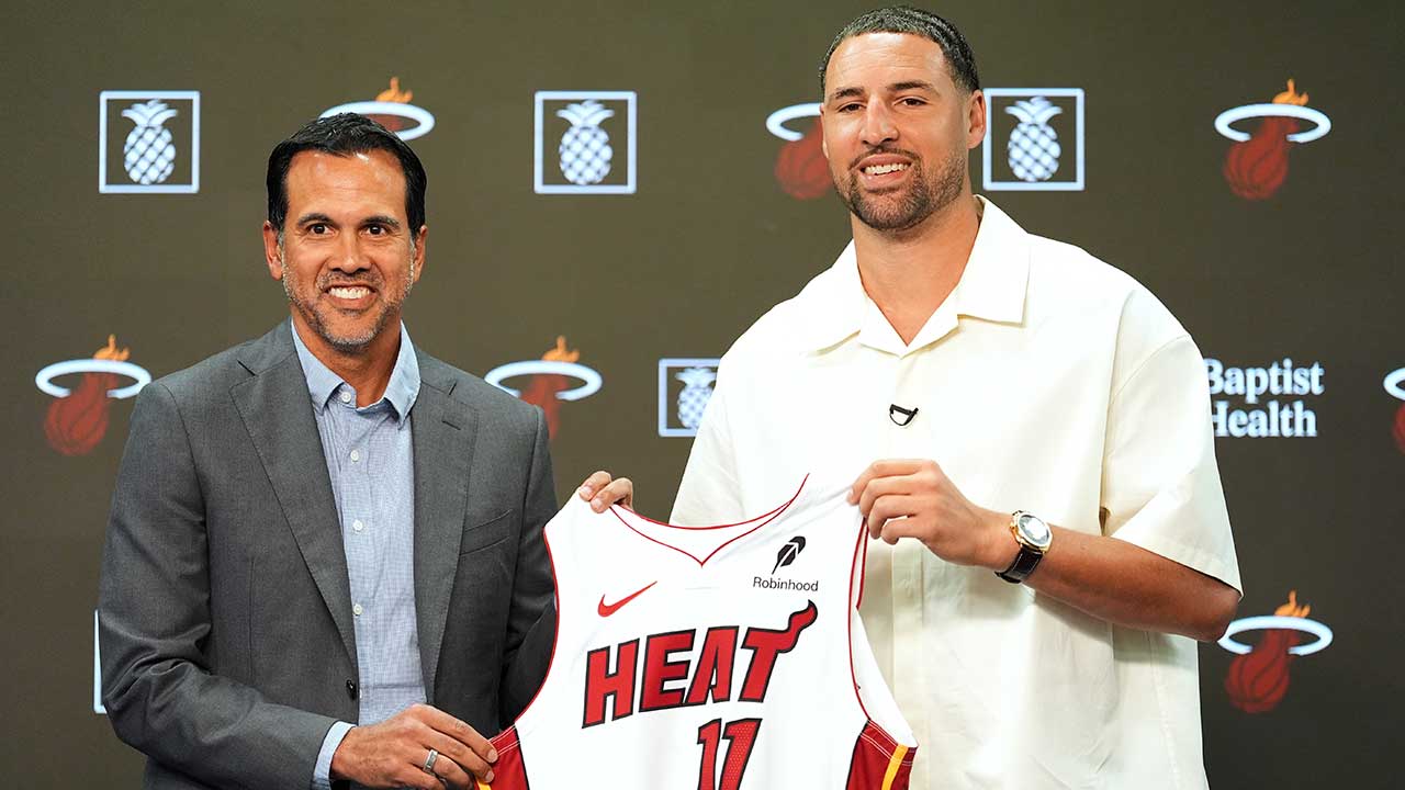 Miami Heat head coach Erik Spoelstra, left, poses with newly signed guard Klay Thompson during an NBA basketball press conference, Tuesday, Aug. 25, 2026, in Miami. 