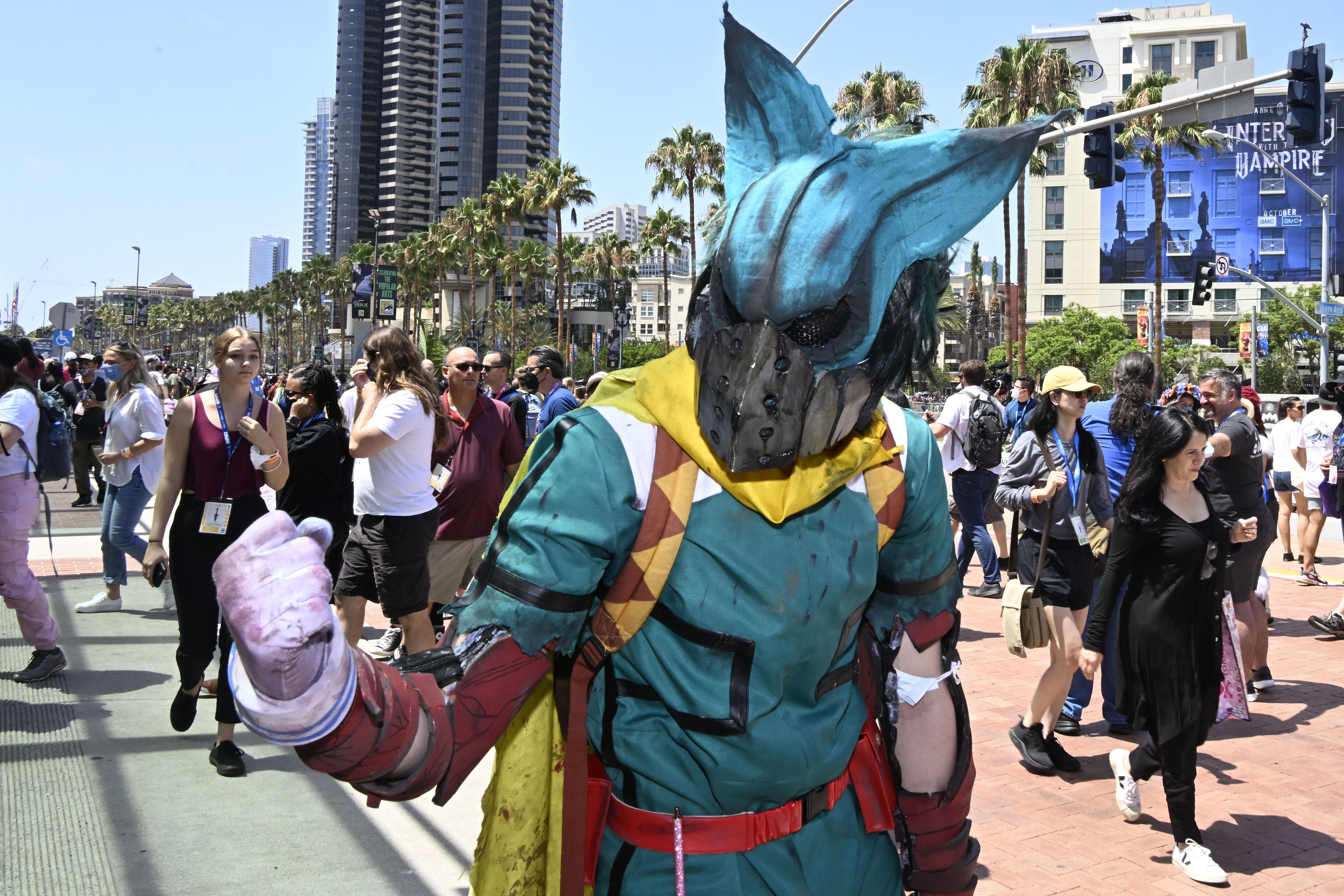 2022 comic-con cosplayer in anime costume