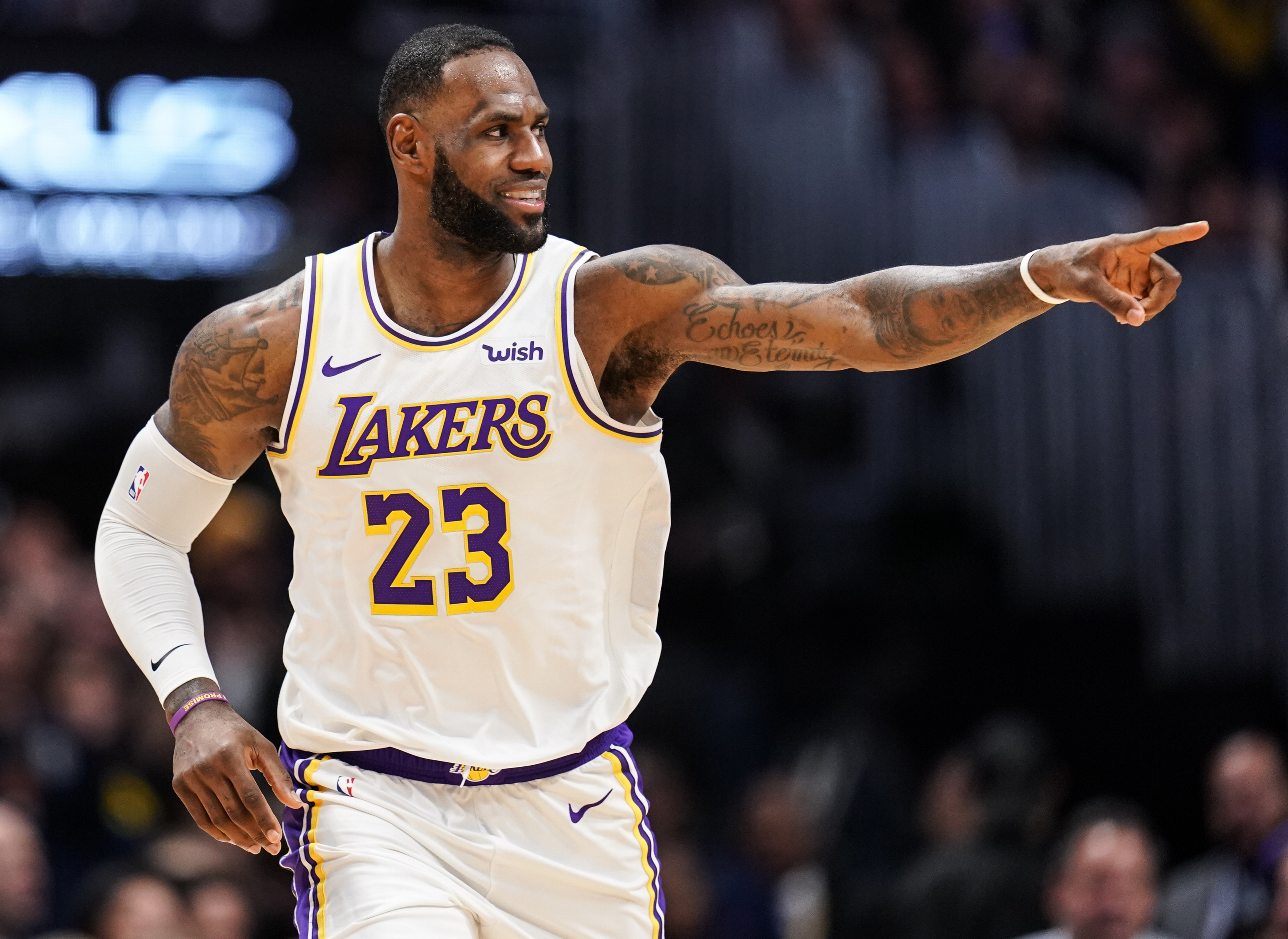 James, Davis each score 25, Lakers beat Nuggets 105-96